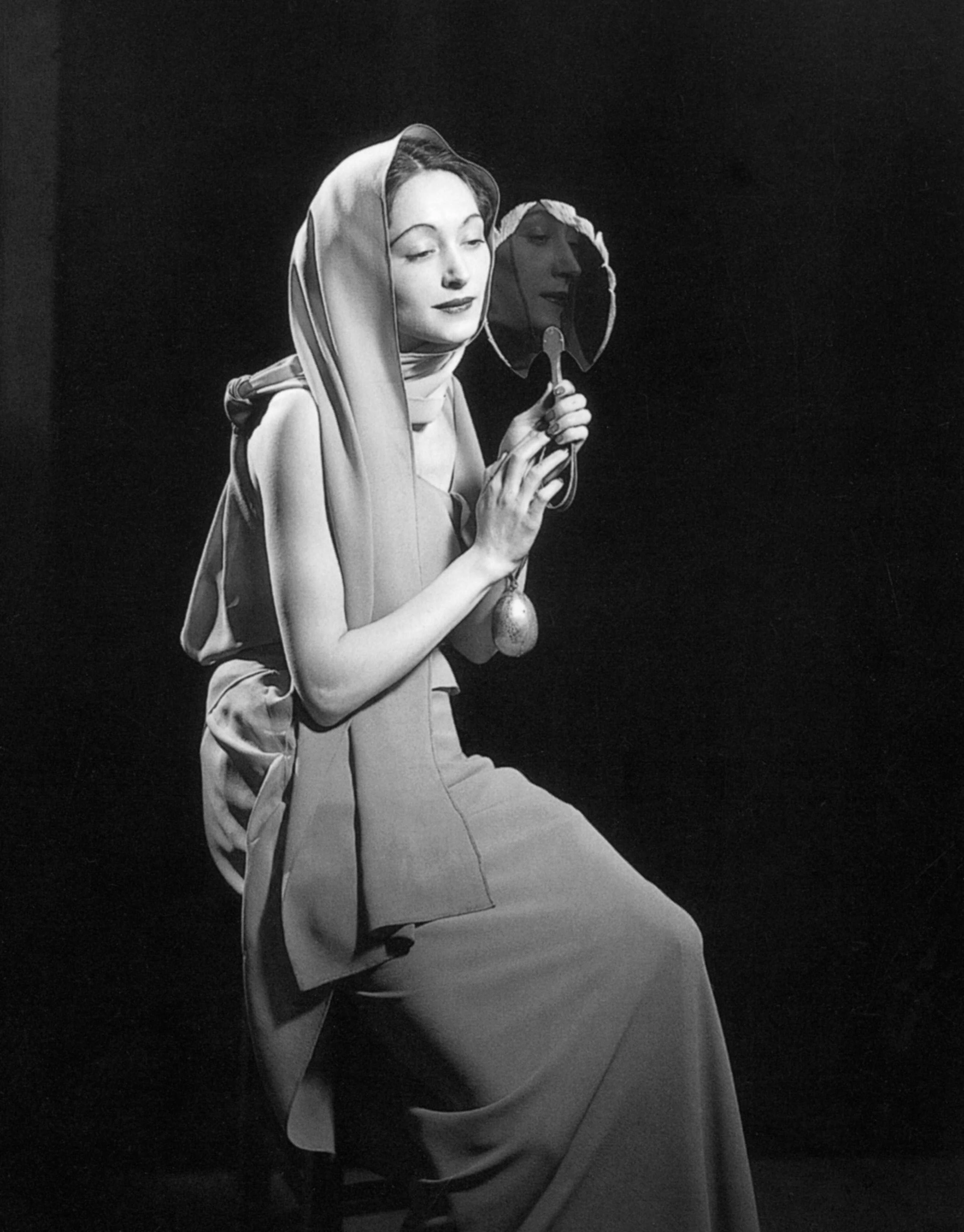 «Nusch au miroir» (dans robe de Schiaparelli), 1935 | Фотограф: Man Ray