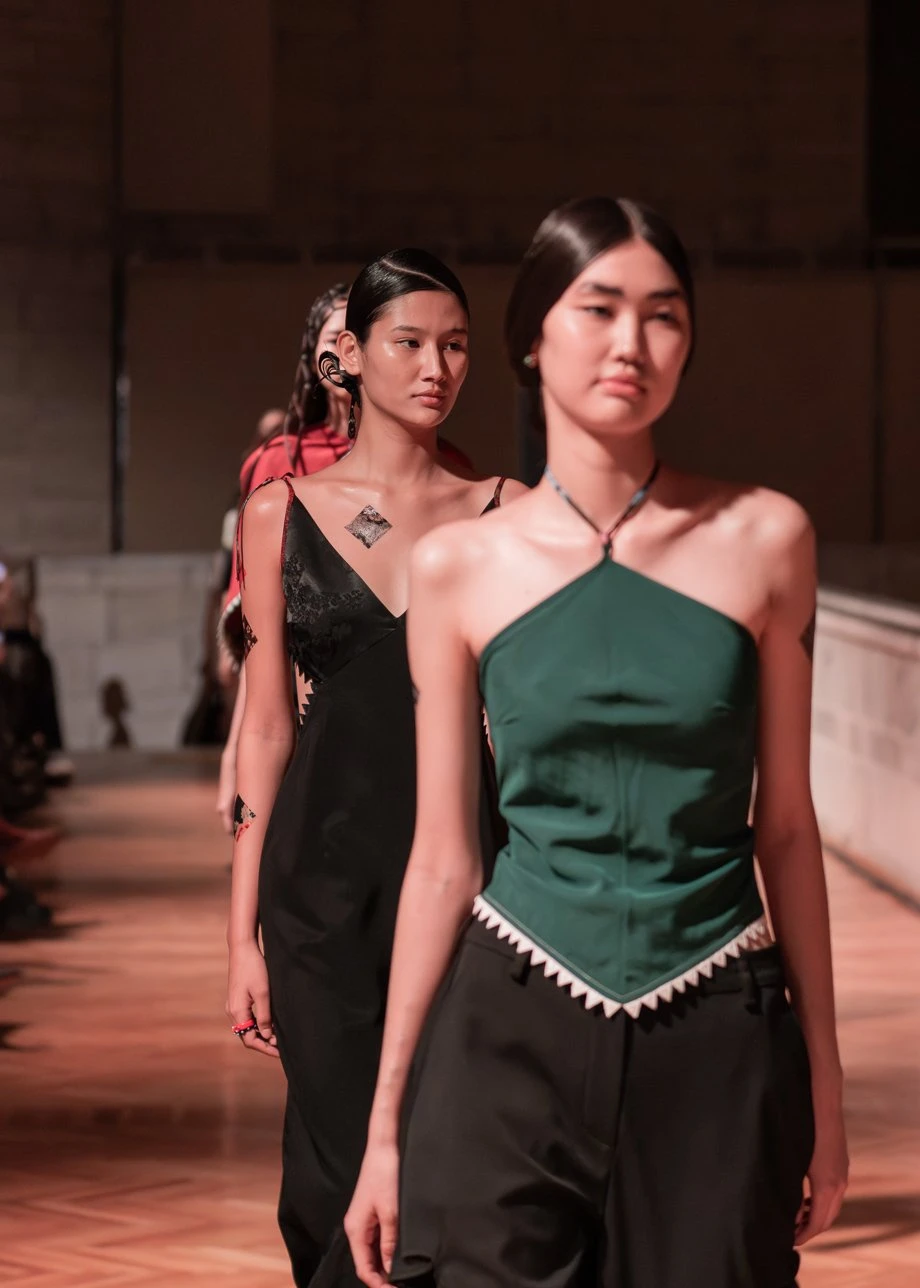 J.KIM жайған дастархан: Quroq топтамасының жылулыққа толы көрсетілімі