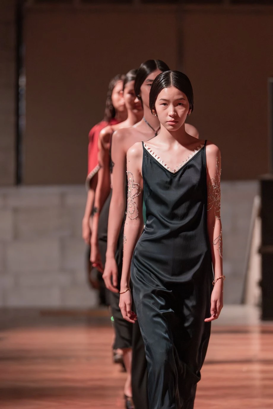 J.KIM жайған дастархан: Quroq топтамасының жылулыққа толы көрсетілімі