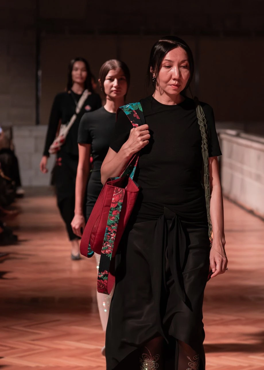 J.KIM жайған дастархан: Quroq топтамасының жылулыққа толы көрсетілімі