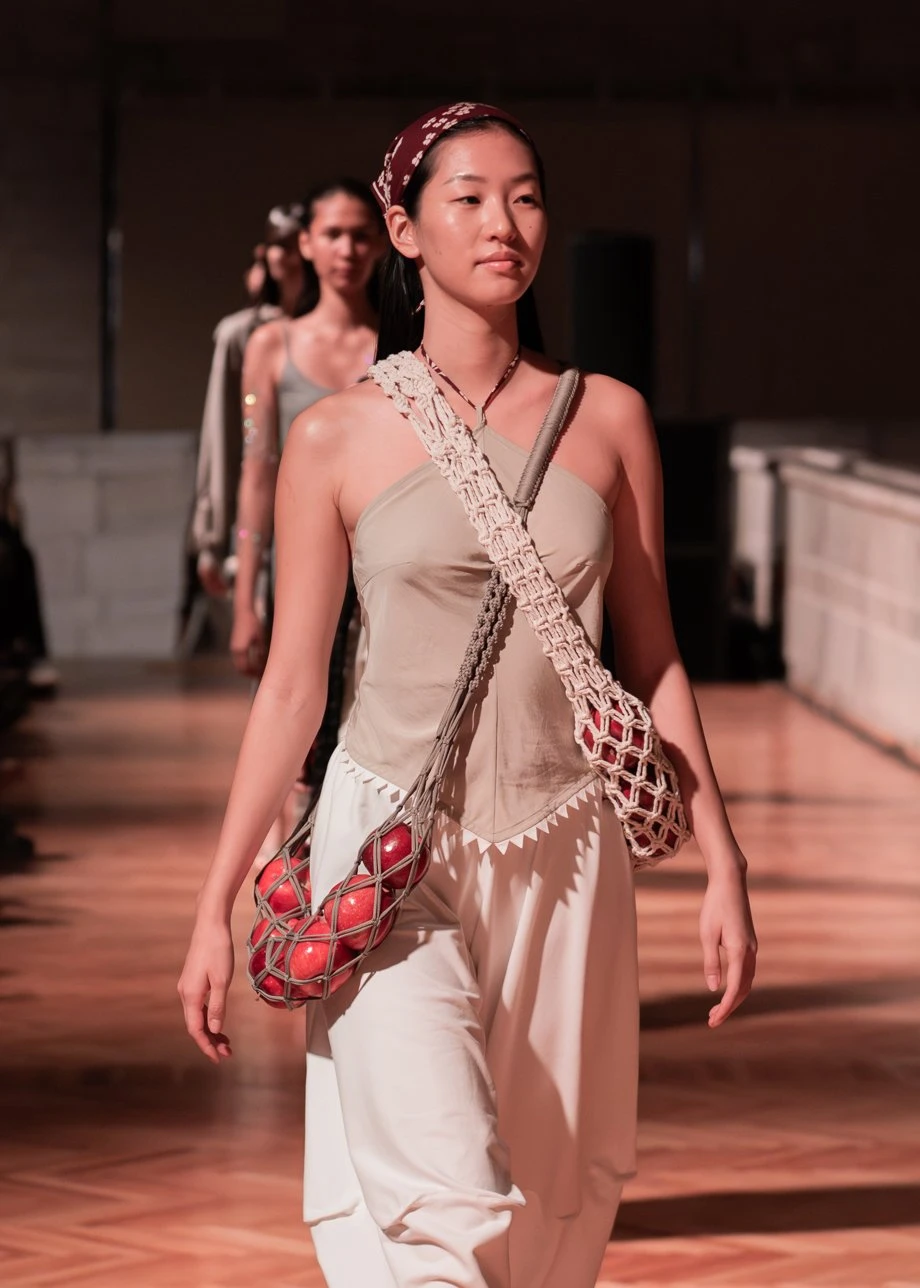 J.KIM жайған дастархан: Quroq топтамасының жылулыққа толы көрсетілімі