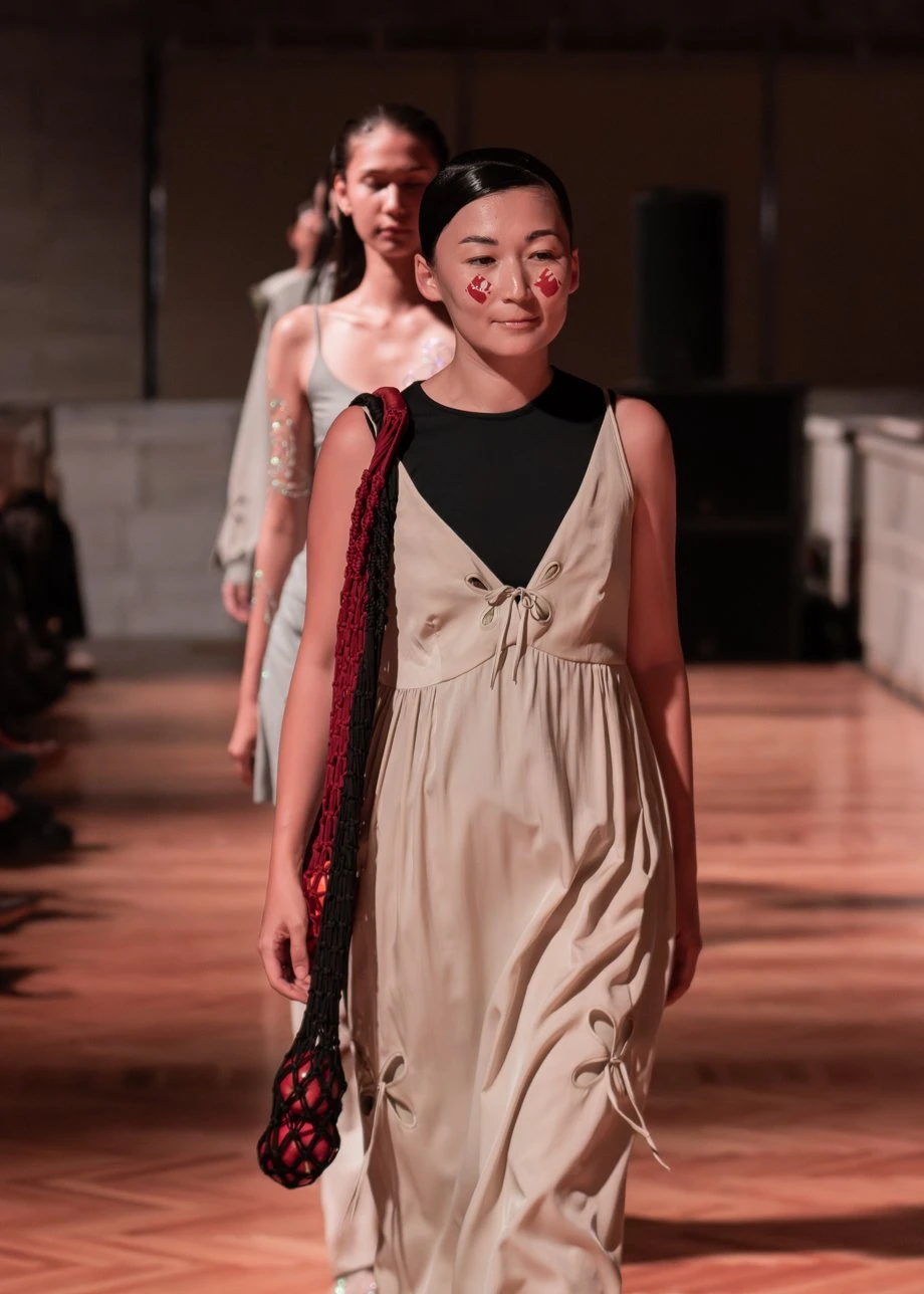 J.KIM жайған дастархан: Quroq топтамасының жылулыққа толы көрсетілімі