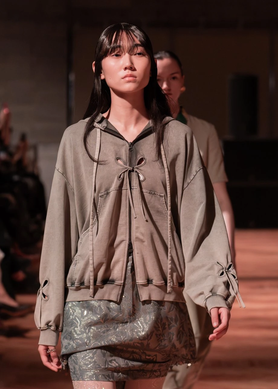 J.KIM жайған дастархан: Quroq топтамасының жылулыққа толы көрсетілімі