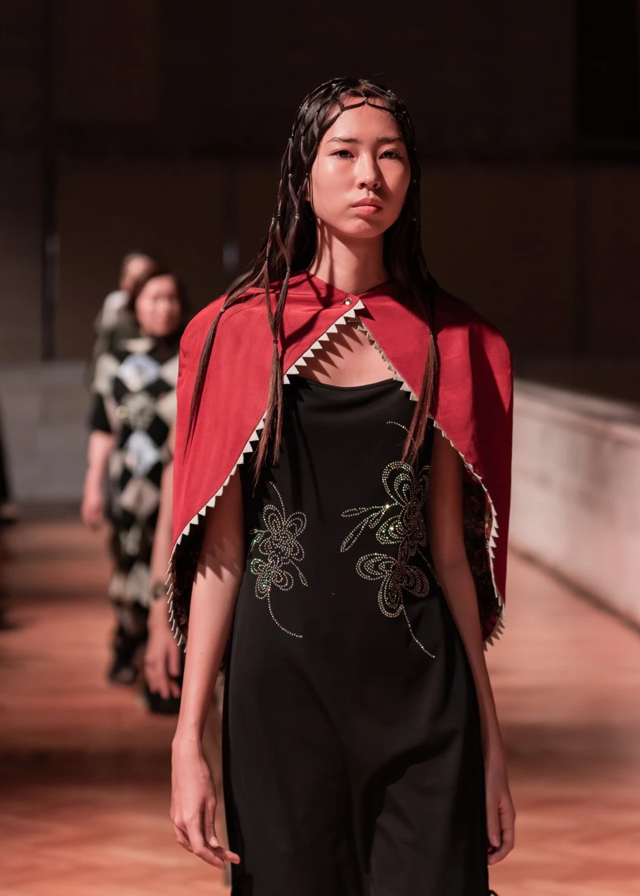 J.KIM жайған дастархан: Quroq топтамасының жылулыққа толы көрсетілімі