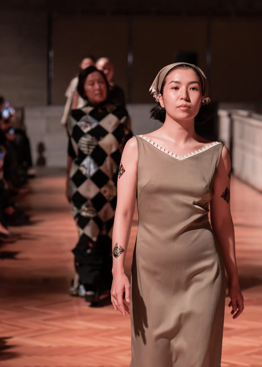 J.KIM жайған дастархан: Quroq топтамасының жылулыққа толы көрсетілімі