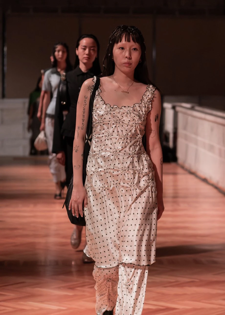 J.KIM жайған дастархан: Quroq топтамасының жылулыққа толы көрсетілімі