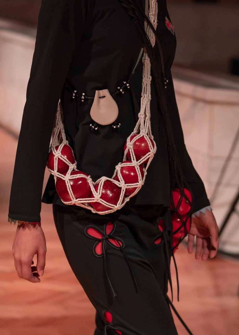 J.KIM жайған дастархан: Quroq топтамасының жылулыққа толы көрсетілімі