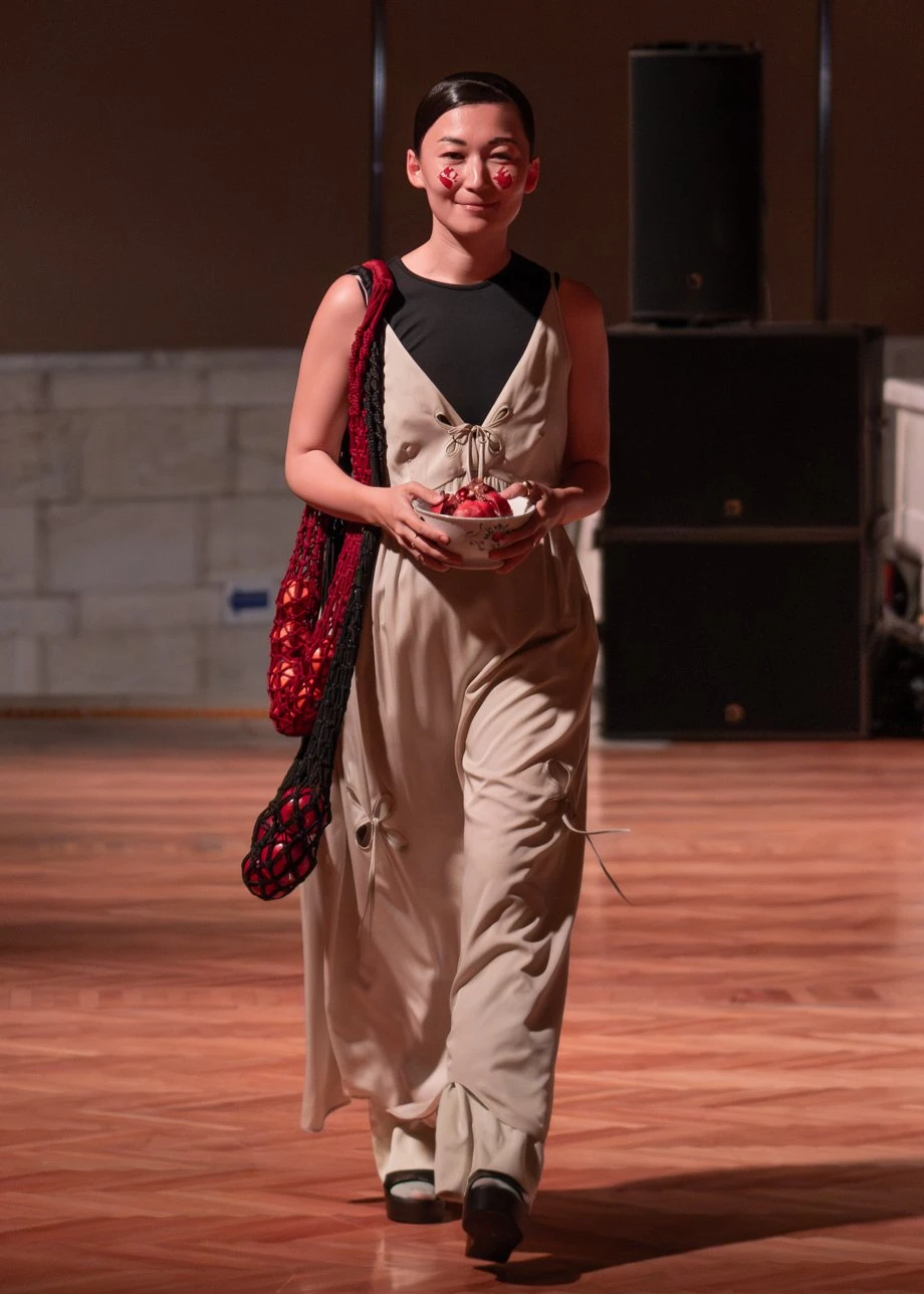 J.KIM жайған дастархан: Quroq топтамасының жылулыққа толы көрсетілімі