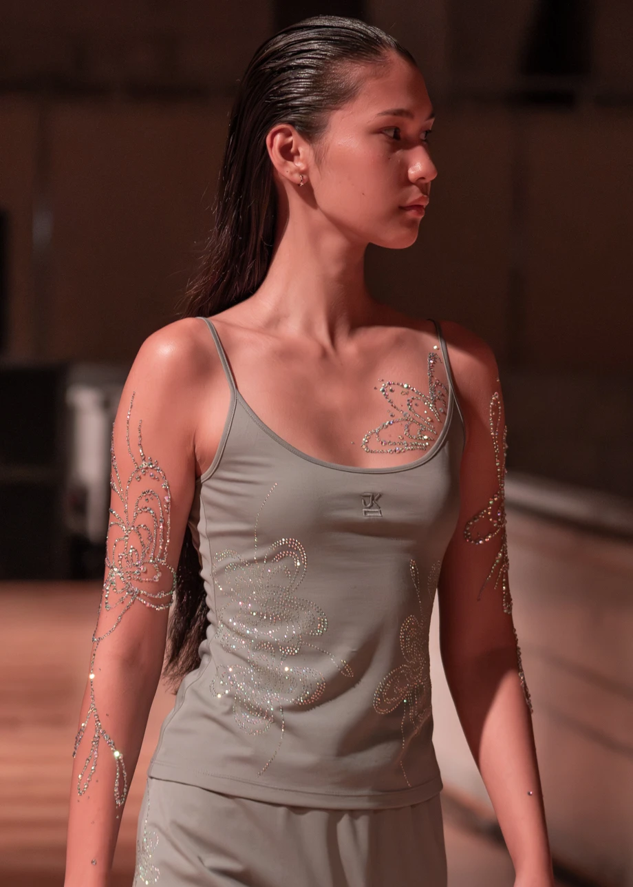 J.KIM жайған дастархан: Quroq топтамасының жылулыққа толы көрсетілімі