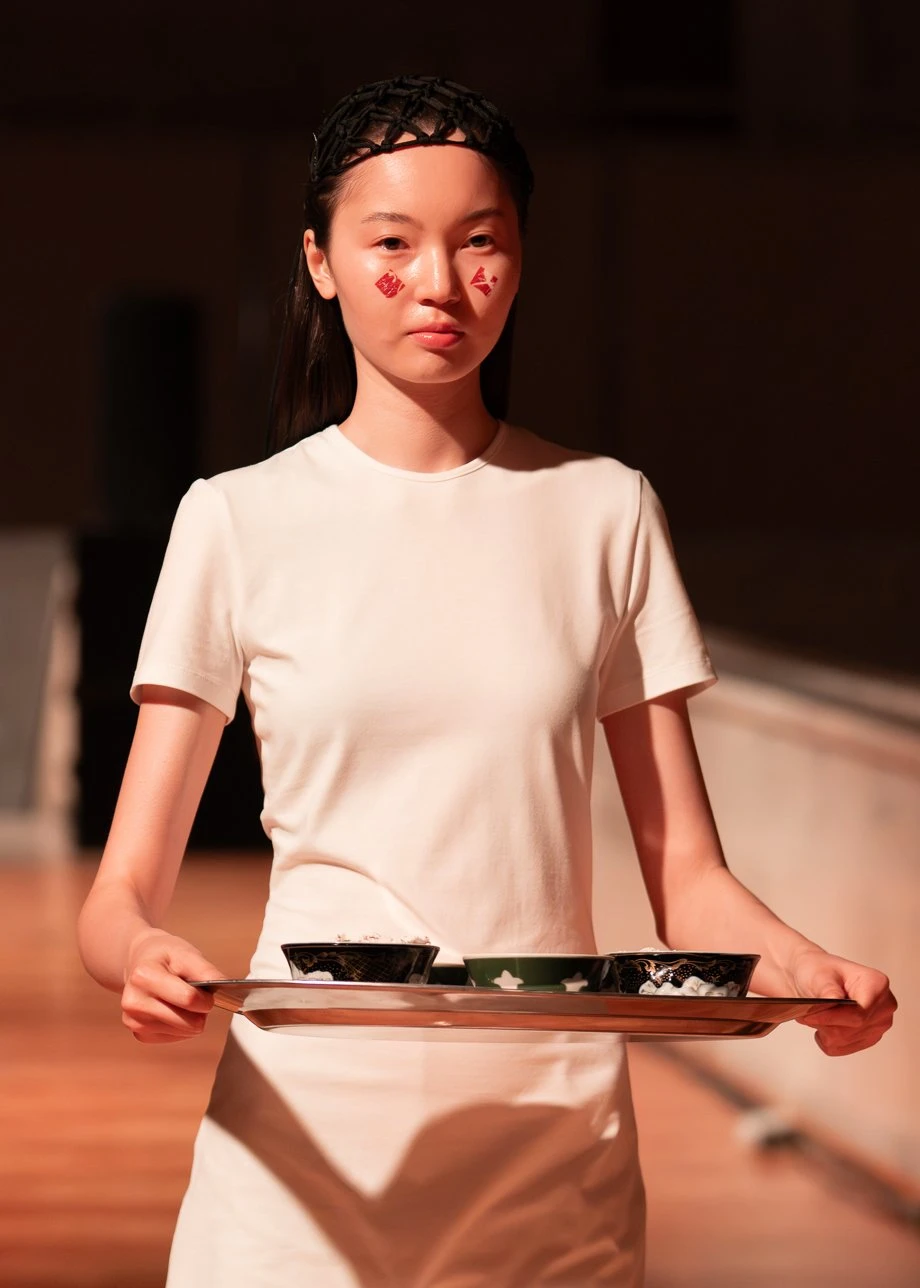 J.KIM жайған дастархан: Quroq топтамасының жылулыққа толы көрсетілімі