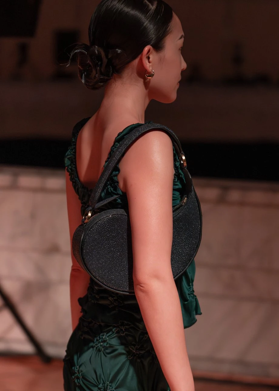 J.KIM жайған дастархан: Quroq топтамасының жылулыққа толы көрсетілімі