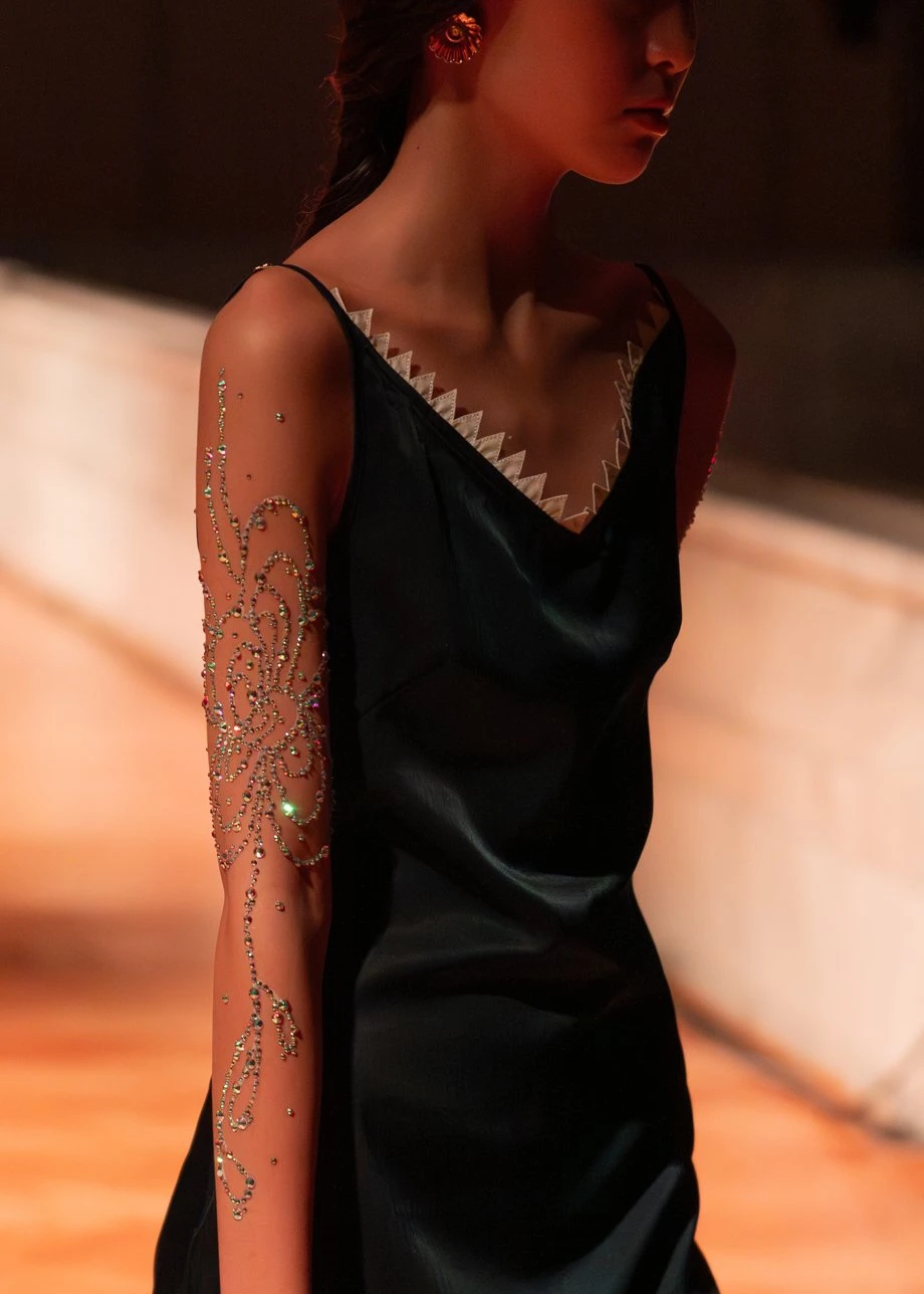 J.KIM жайған дастархан: Quroq топтамасының жылулыққа толы көрсетілімі