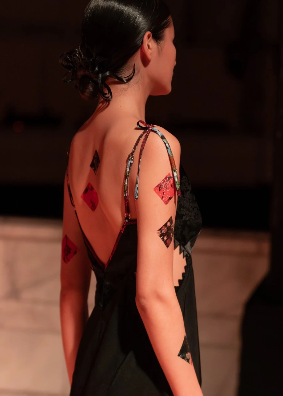 J.KIM жайған дастархан: Quroq топтамасының жылулыққа толы көрсетілімі