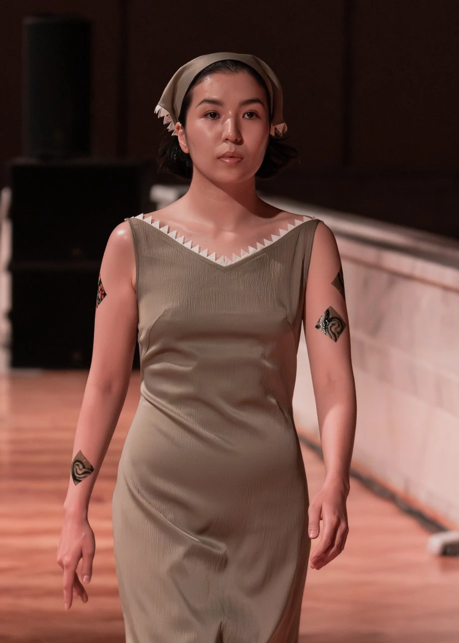 J.KIM жайған дастархан: Quroq топтамасының жылулыққа толы көрсетілімі