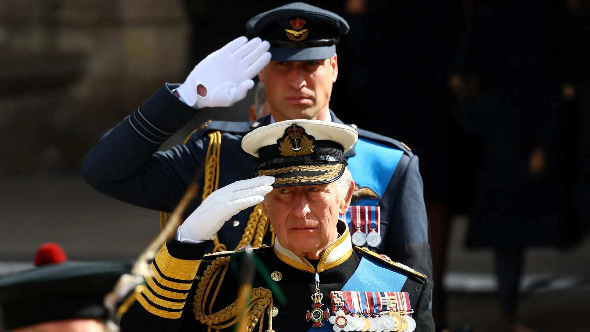 Король Карл III и принц Уильям, принц Уэльский, отдают честь после государственных похорон королевы Елизаветы II 19 сентября 2022 года в Лондоне, Англия | Getty Images