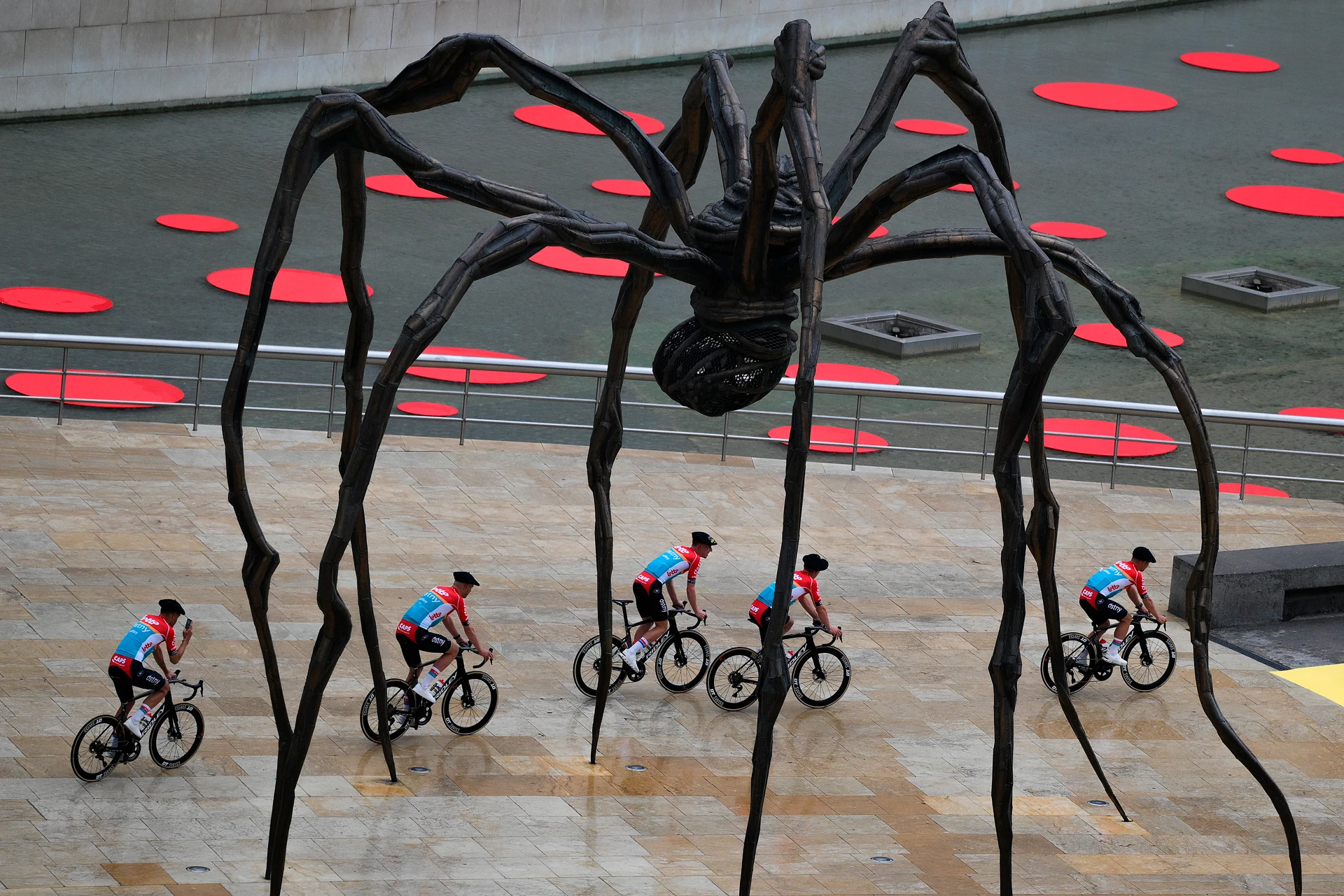 Скульптура «Маман» французской художницы Луизы Буржуа, которая изображает гигантского паука и является данью уважения матери художницы, которая была ткачихой | Getty Images