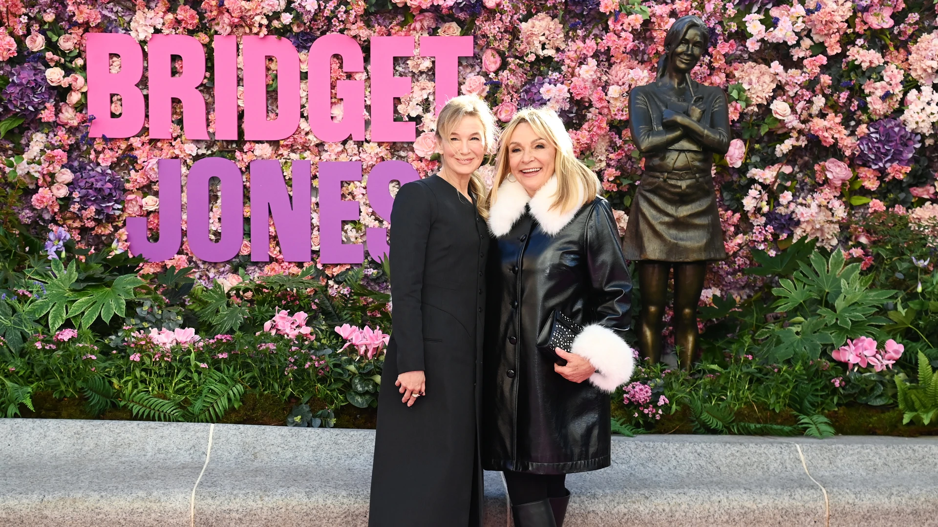 Рене Зеллвегер и Хелен Филдинг присутствовали на открытии статуи Бриджит Джонс | Getty Images