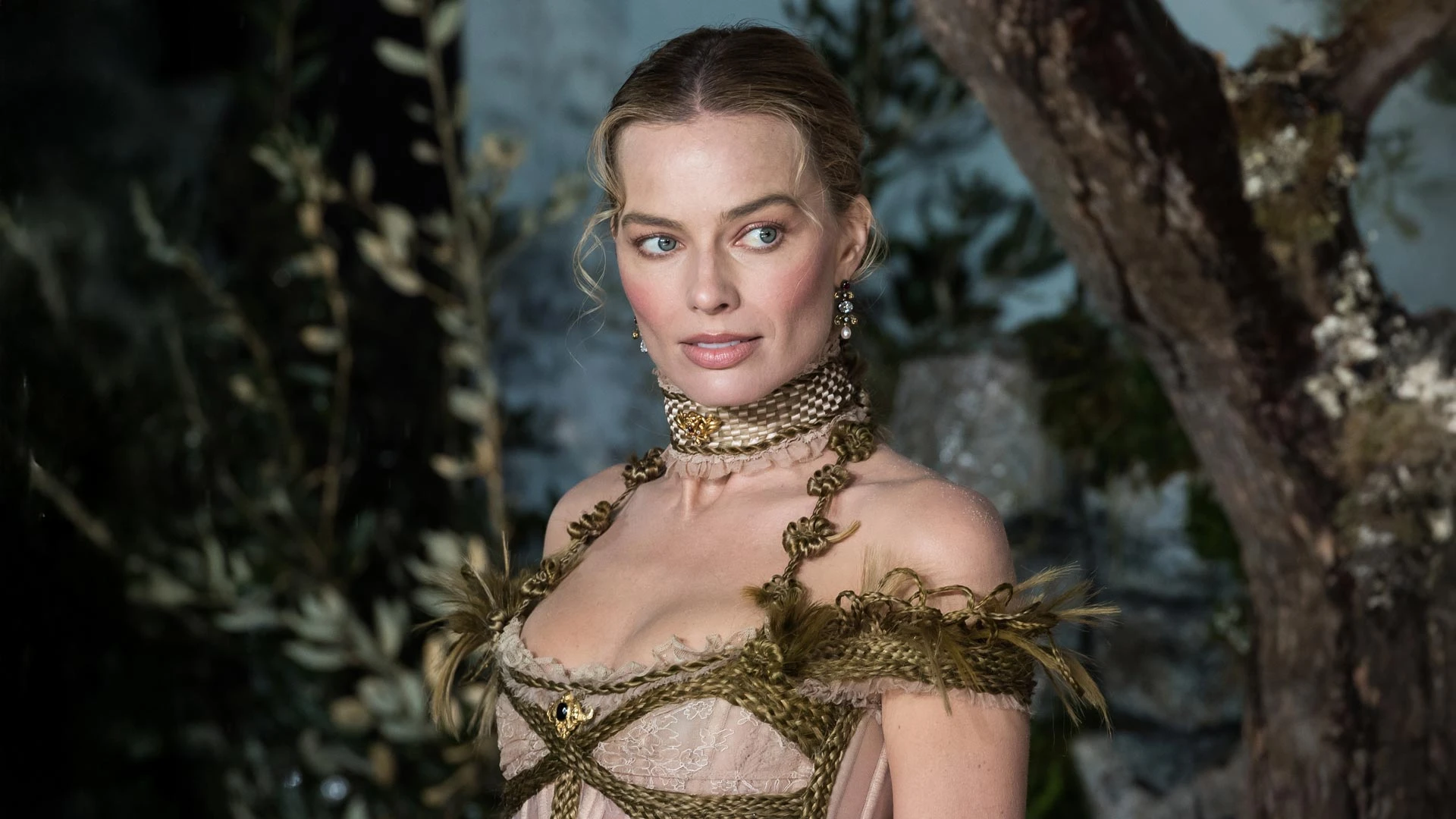 Марго Робби посетила британскую премьеру фильма «Грозовой перевал» в кинотеатре Odeon Luxe Leicester Square  в Лондоне, Англия | Getty Images 