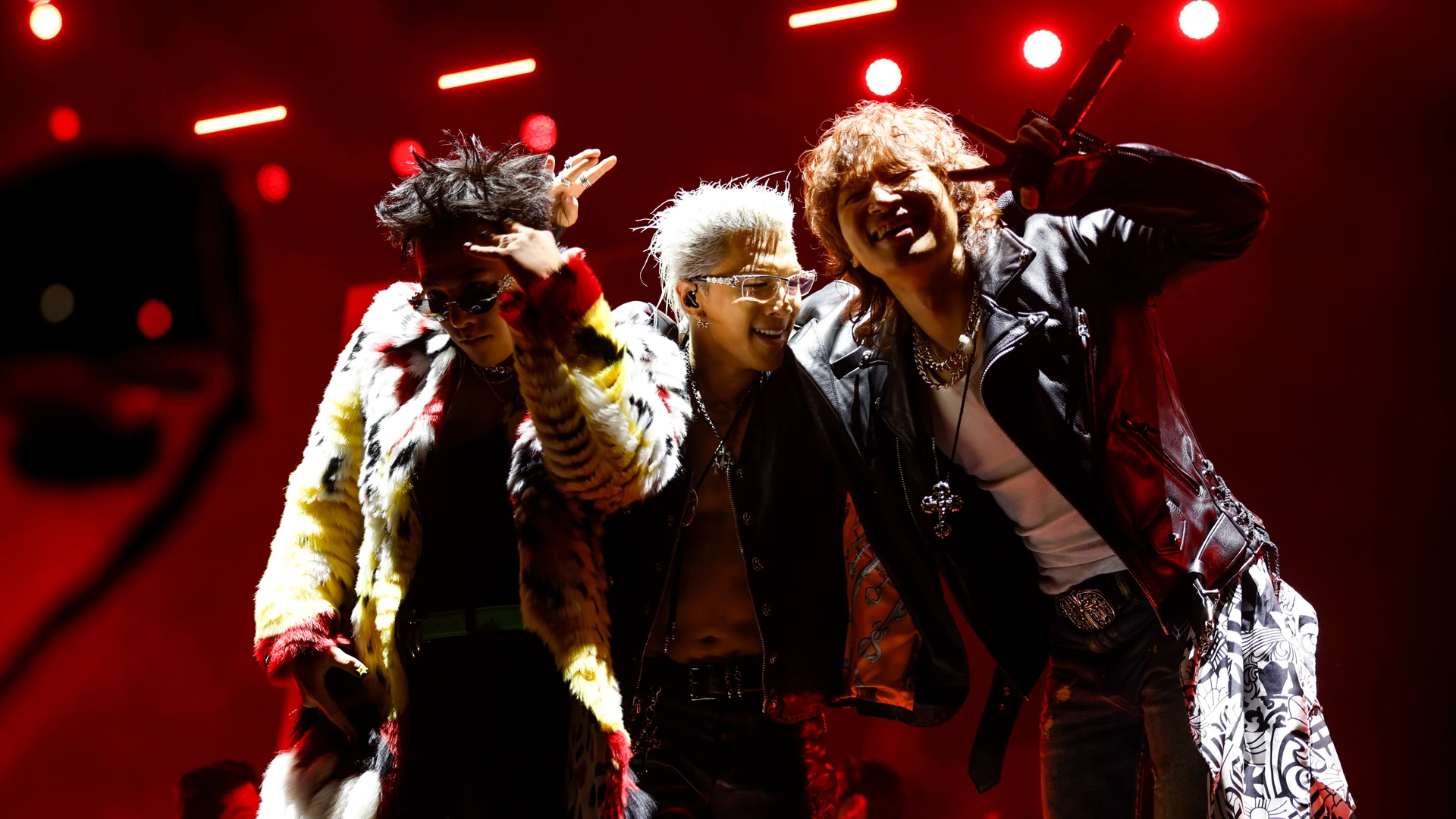 BIGBANG тобының мүшелері G-Dragon, Taeyang және Daesung Калифорния штатының Индио қаласындағы Empire Polo Club алаңында өтіп жатқан Coachella Valley музыка және өнер фестивалінде өнер көрсетуде, жексенбі, 12 сәуір 2026 жыл | Getty Images