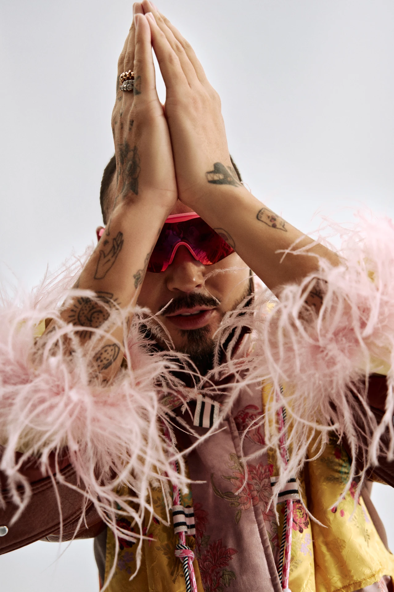 Куртка, рубашка с перьями Lime; жилет Tatyana Yan x Yan Ray; очки Alba Optics; кольца Cartier, Bvlgari | Фотограф: Мария Slozhnomarya