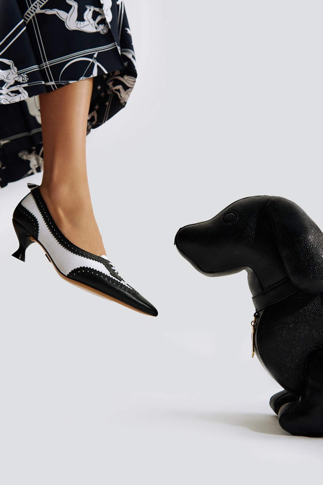 Костюм, туфли, ит пішінді сөмкелер – Thom Browne; сақиналар – Chrome Hearts | Фотосуретші: Мария Slozhnomarya