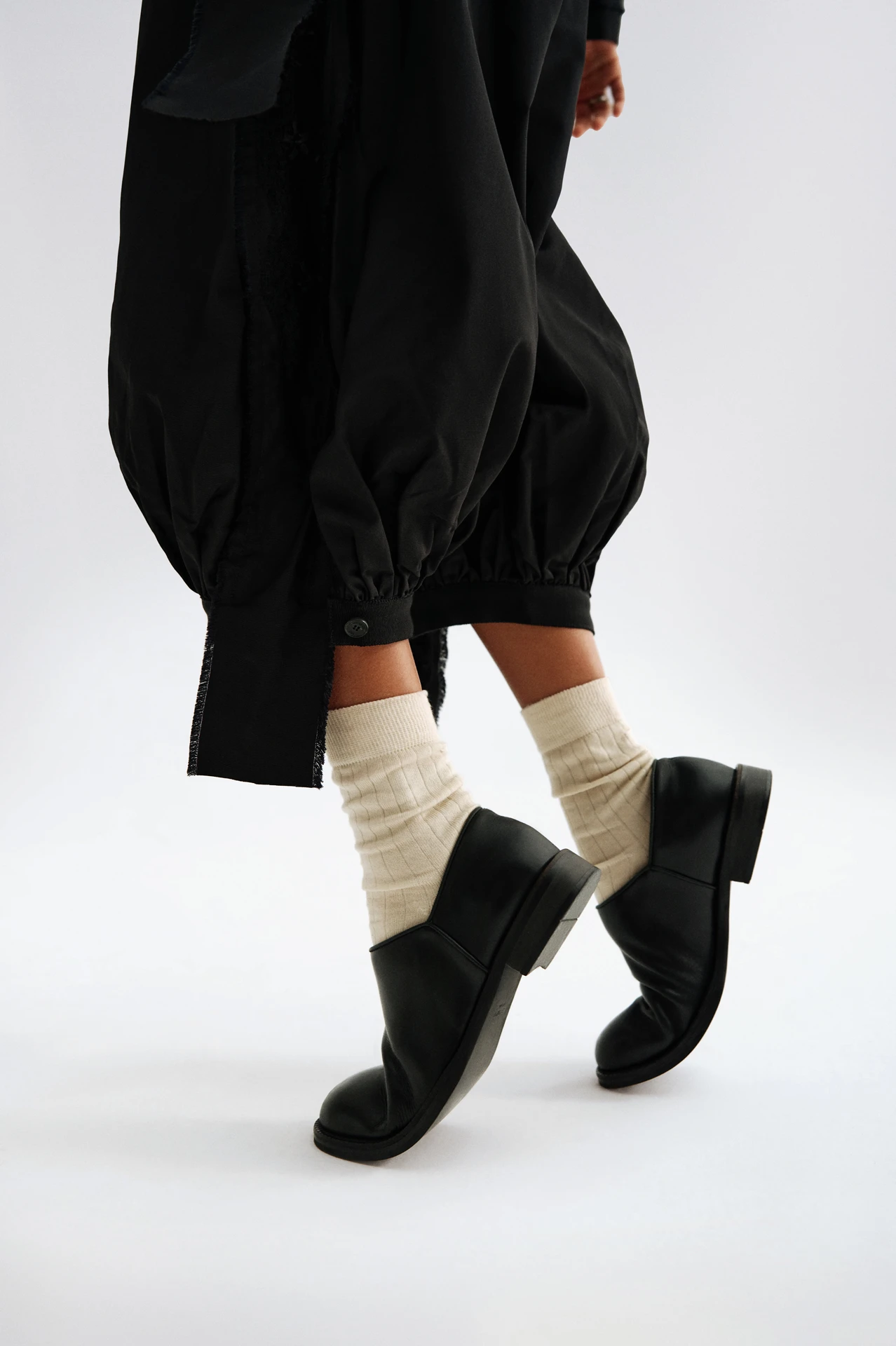 Бермуды Dior; туфли The Row; носки Maison Margiela | Фотограф: Мария Slozhnomarya