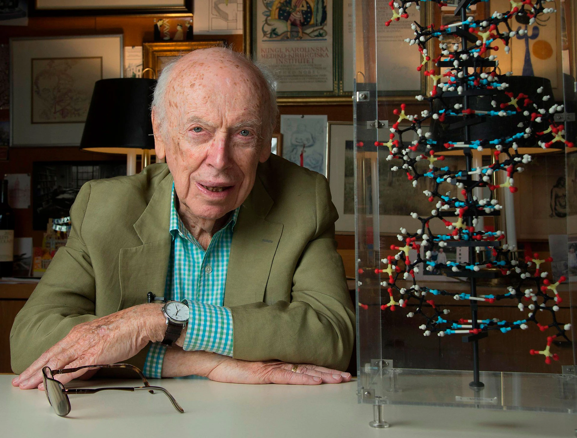 Доктор Джеймс Уотсон, один из первооткрывателей двойной спирали ДНК, в своем кабинете в лаборатории Колд-Спринг-Харбор, в Нью-Йорке, 2015 год | Getty Images