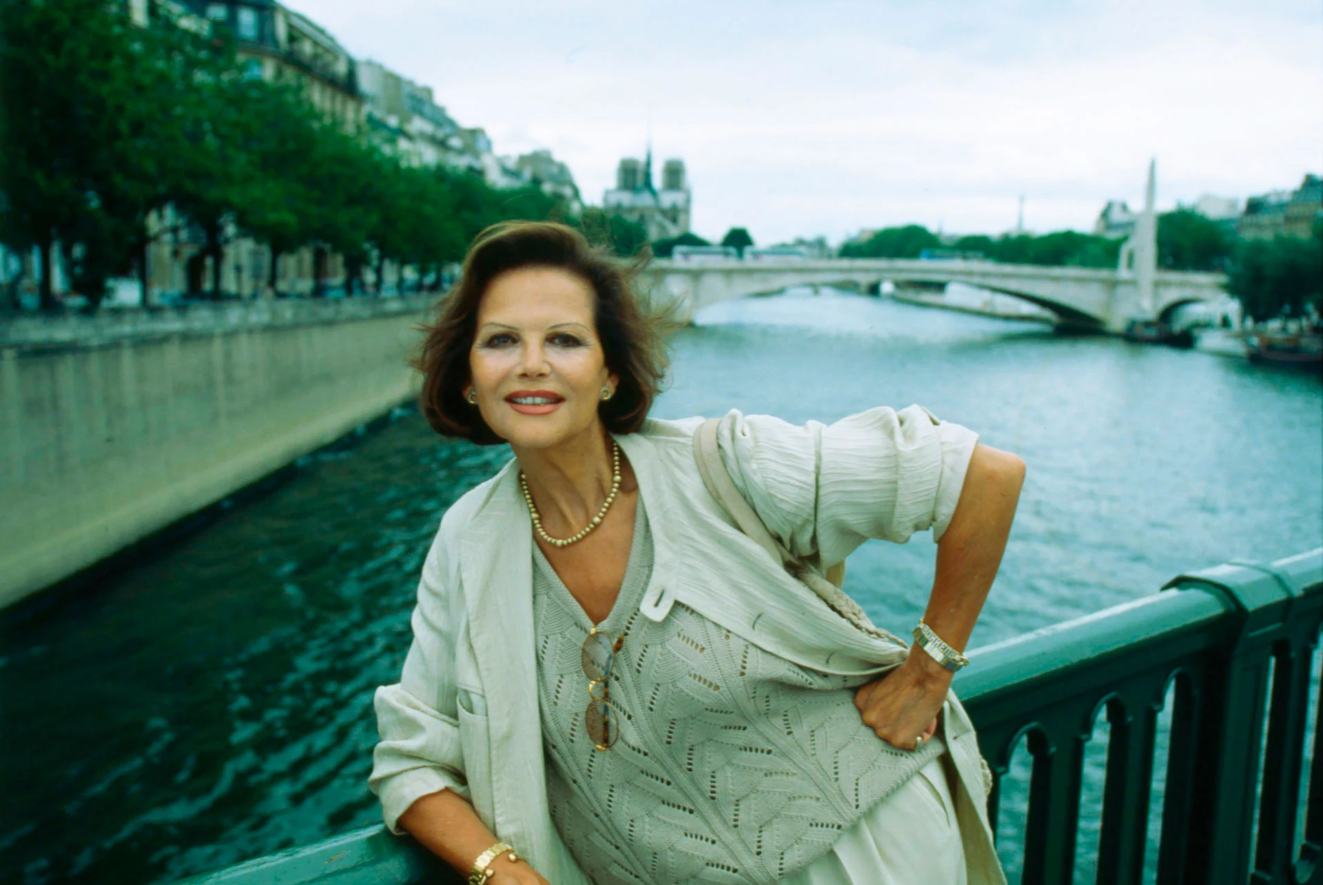 Итальянская актриса Клаудия Кардинале на мосту Сены. Париж, 1997 год | Getty Images