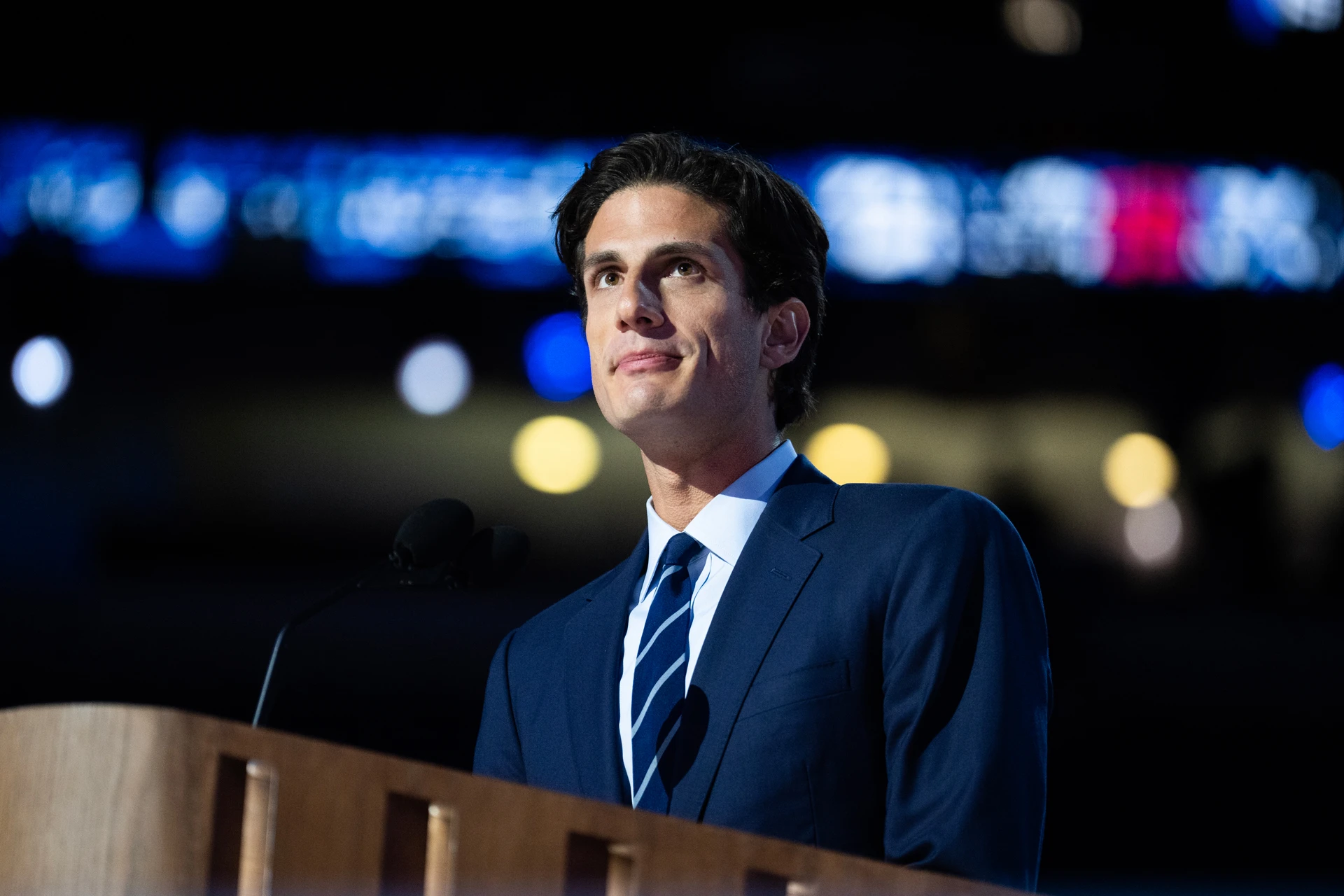 Джек Шлоссберг, внук Джона Ф. Кеннеди, выступает во второй вечер Национального съезда Демократической партии в United Center в Чикаго, Иллинойс, 20 августа 2024 года | Getty Images