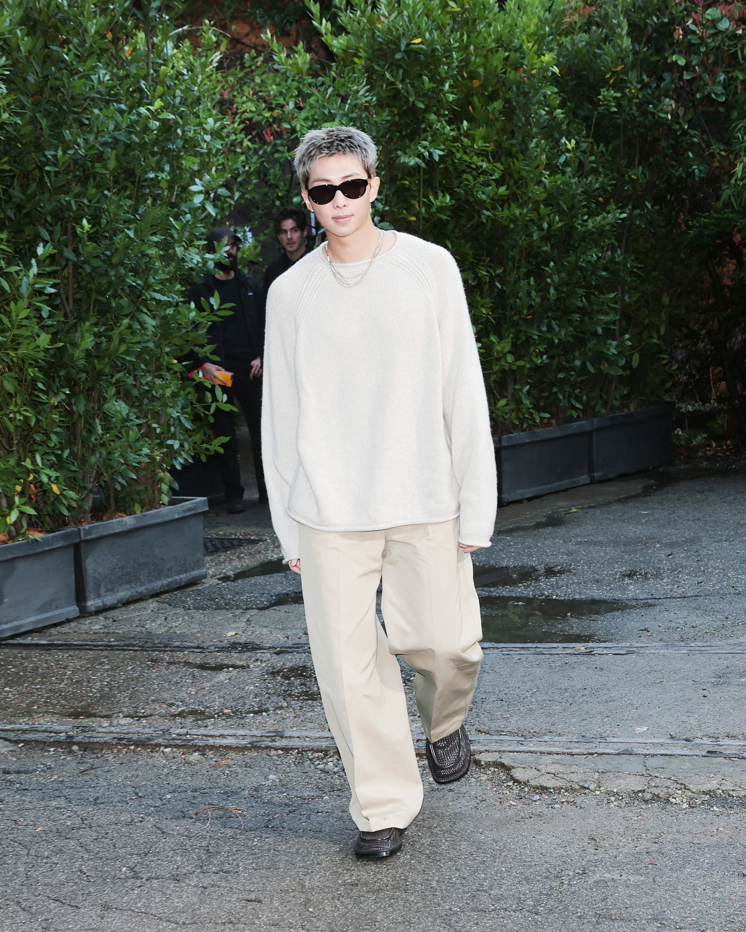 RM был замечен прибывающим на показ мод Bottega Veneta Summer 26 во время Недели моды в Милане весна/лето 2026 27 сентября 2025 года в Милане, Италия | Getty Images