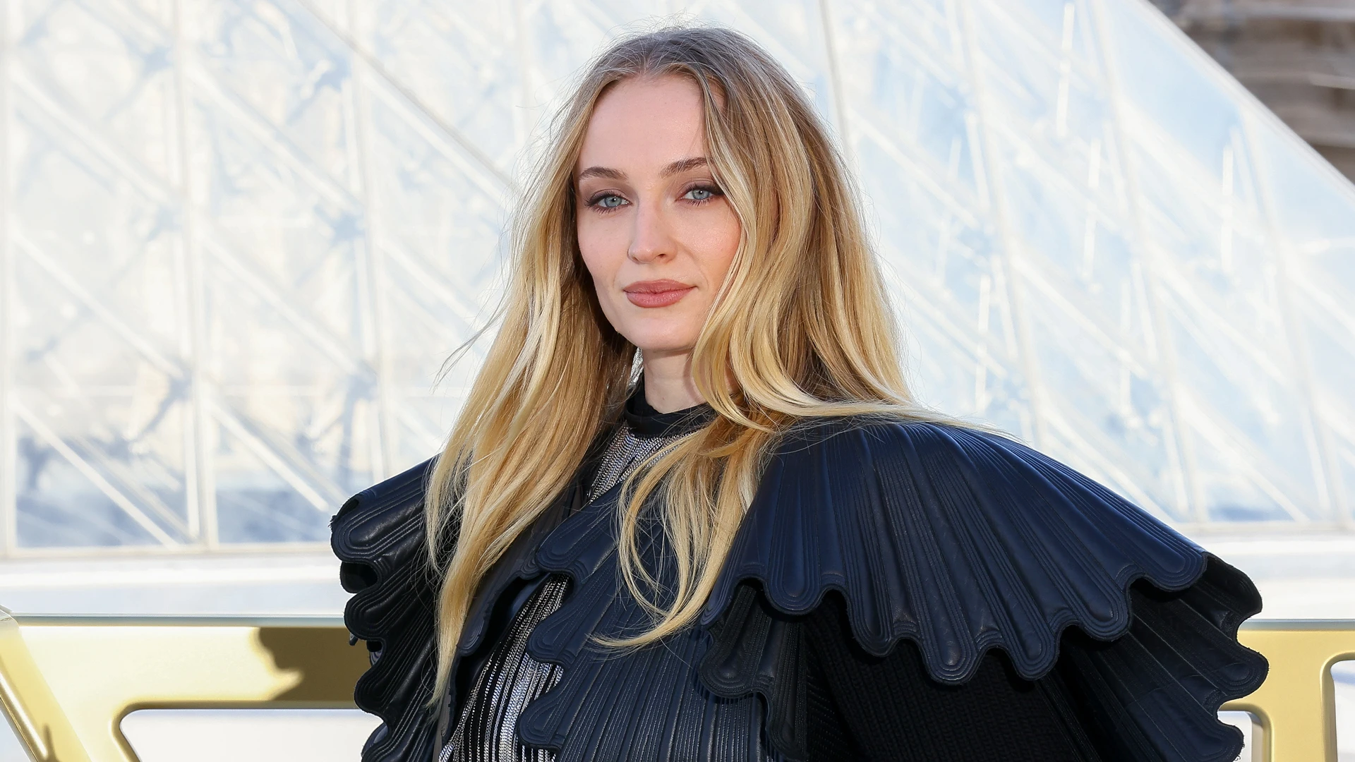 Софи Тернер посетила показ женской коллекции Louis Vuitton весна/лето 2026 в рамках Парижской недели моды 30 сентября 2025 года в Париже, Франция | Getty Images