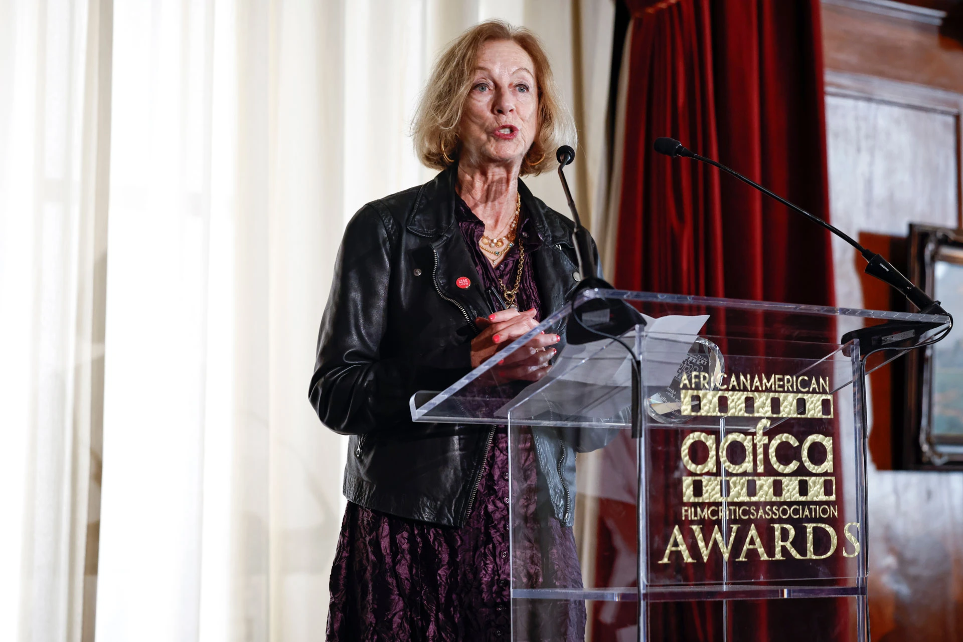 Лауреат премии AAFCA Film Advocate Award Мишель Саттер произносит речь после получения награды от режиссера и сценариста Авы Дюверней во время торжественного обеда, посвященного вручению специальных наград AAFCA, 1 марта 2026 года в Лос-Анджелесе, Калифорния | Getty Images