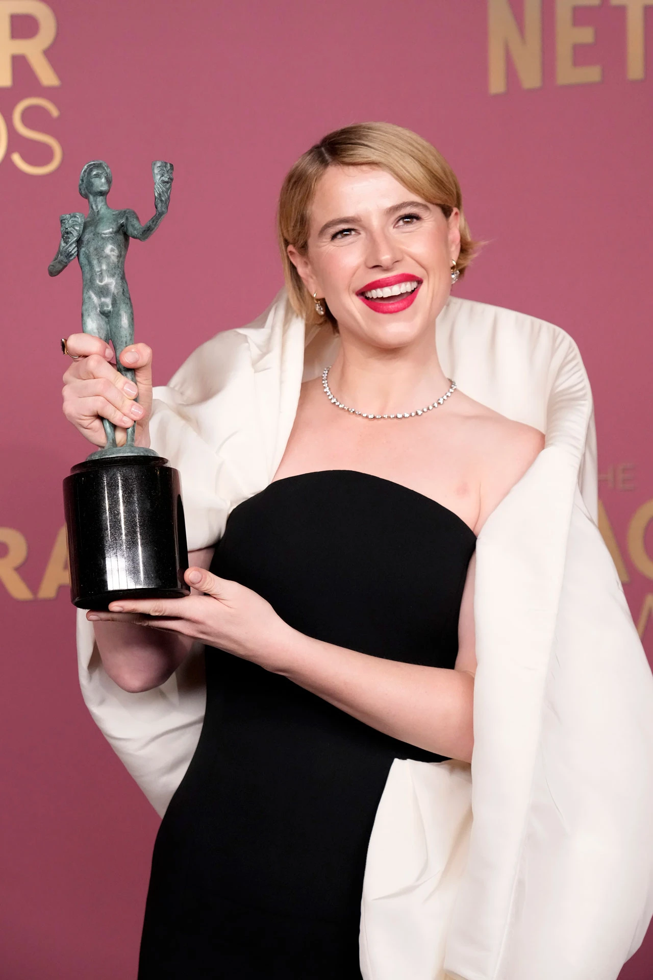 Джесси Бакли, получившая награду за выдающуюся женскую роль в  фильме «Хамнет», позирует на сцене в пресс-зале на 32-й ежегодной церемонии вручения премии Actor Awards 1 марта 2026 года в Лос-Анджелесе, Калифорния | Getty Images