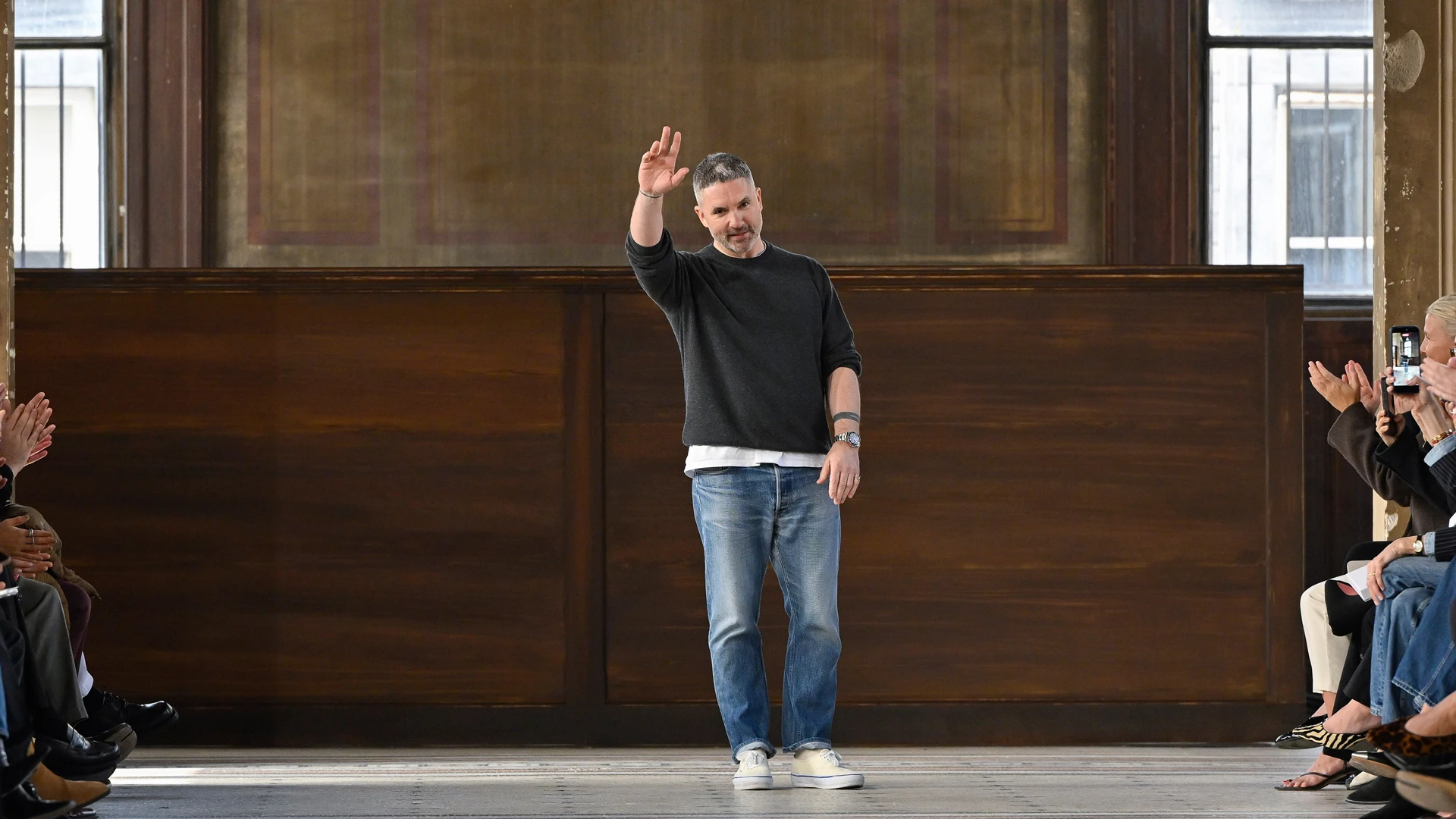 Модельер Марк Ховард Томас выходит на подиум во время показа коллекции Carven Ready to Wear осень/зима 2026-2027 в рамках Парижской недели моды 5 марта 2026 года в Париже, Франция | Getty Images