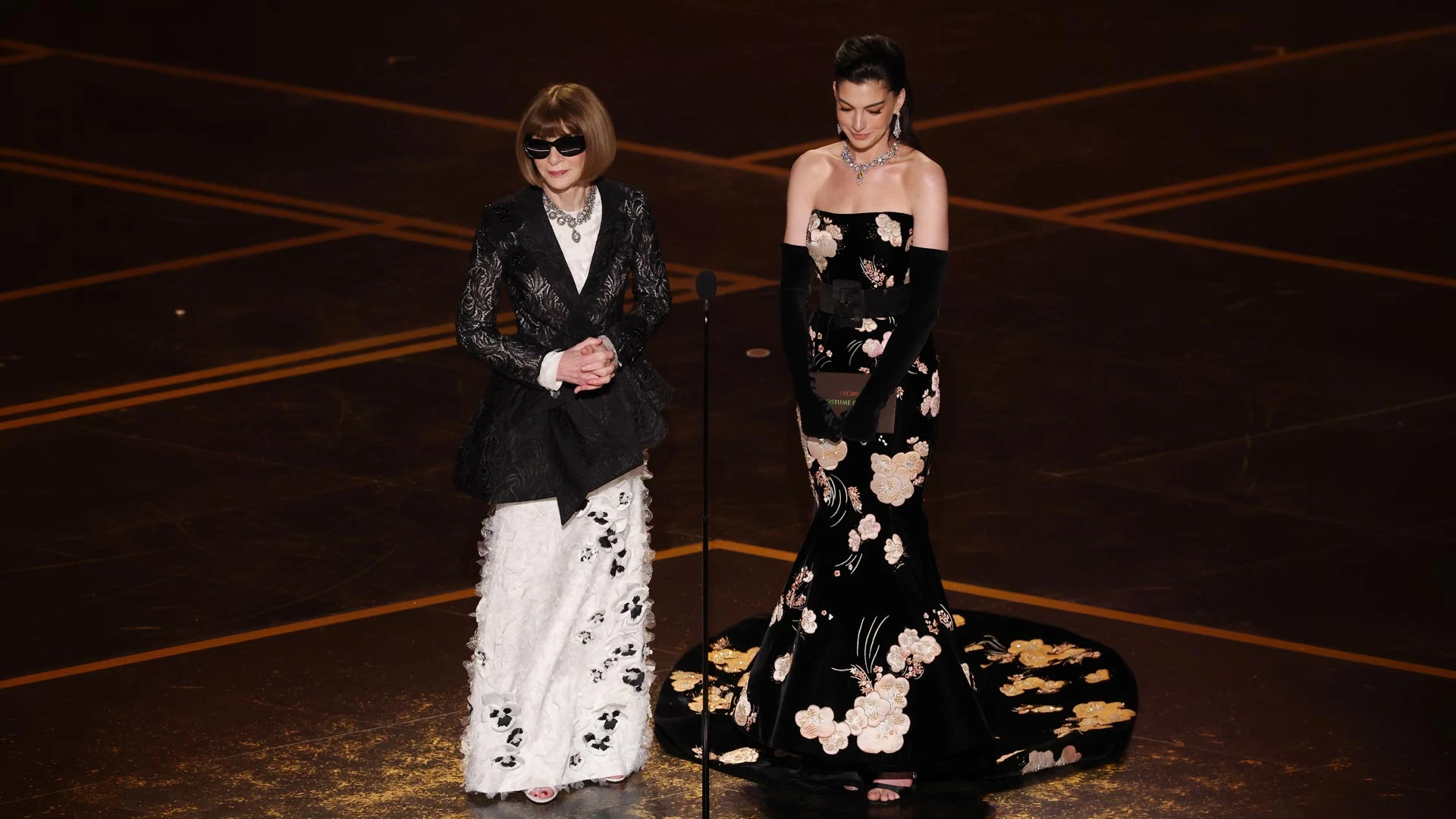 Анна Винтур и Энн Хэтэуэй на 98-й ежегодной церемонии вручения премии «Оскар», состоявшейся 15 марта 2026 года в Голливуде, Калифорния | Getty Images