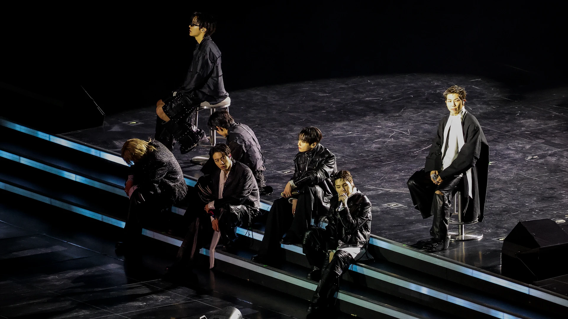 K-pop бойз-бэнд BTS выступает на сцене во время своего возвращения на сцену 21 марта 2026 года в Сеуле, Южная Корея. Этот бесплатный концерт стал первым выступлением группы почти за четыре года | Getty Images