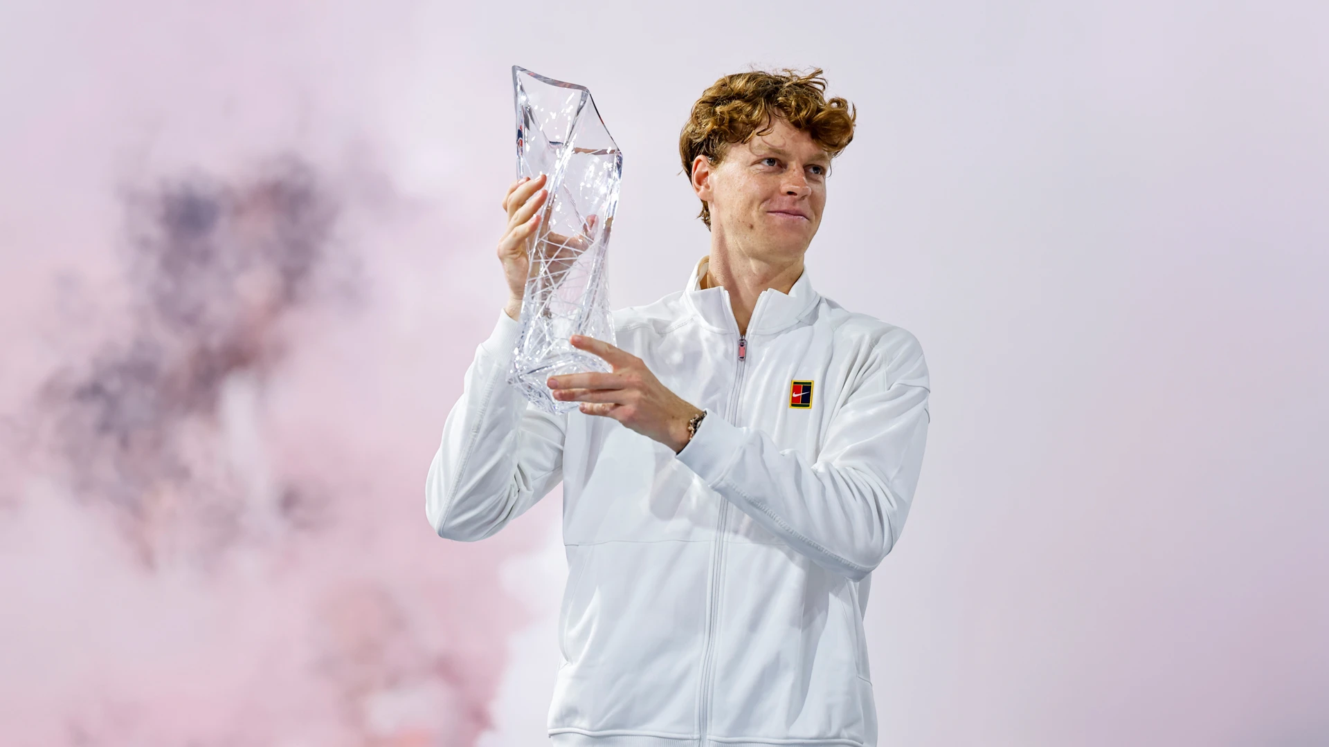 Итальянец Янник Синнер позирует с трофеем Бутча Бухгольца после победы над чешским теннисистом Иржи Лехецкой в финале мужского одиночного разряда турнира Miami Open Presented by Itau на стадионе Hard Rock Stadium 29 марта 2026 года в Майами-Гарденс, Флорида | Getty Images