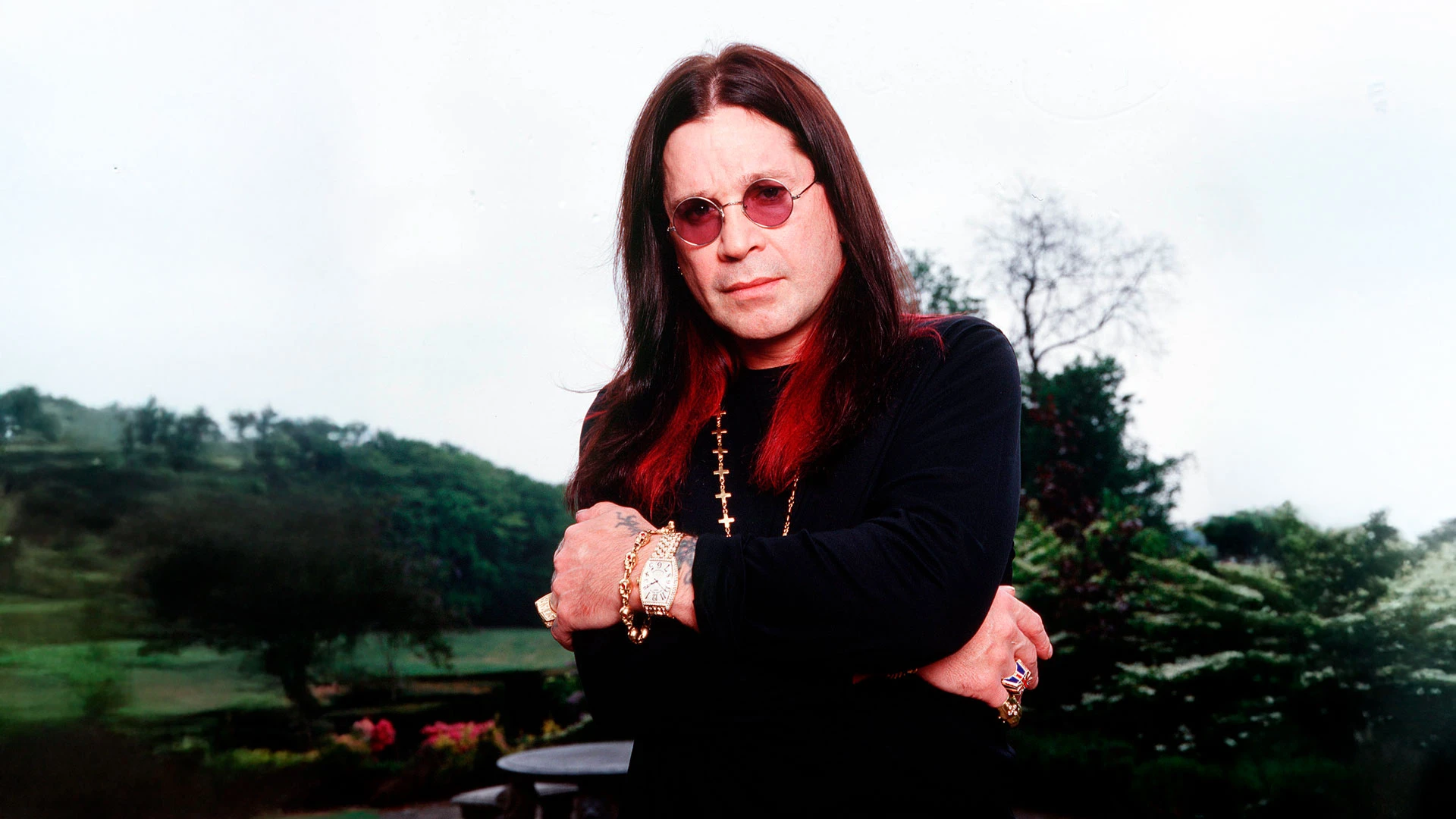 Британский музыкант Оззи Осборн позирует для фотографий в своем особняке в Чалфорт-Сент-Питере, 2002 год | Getty Images