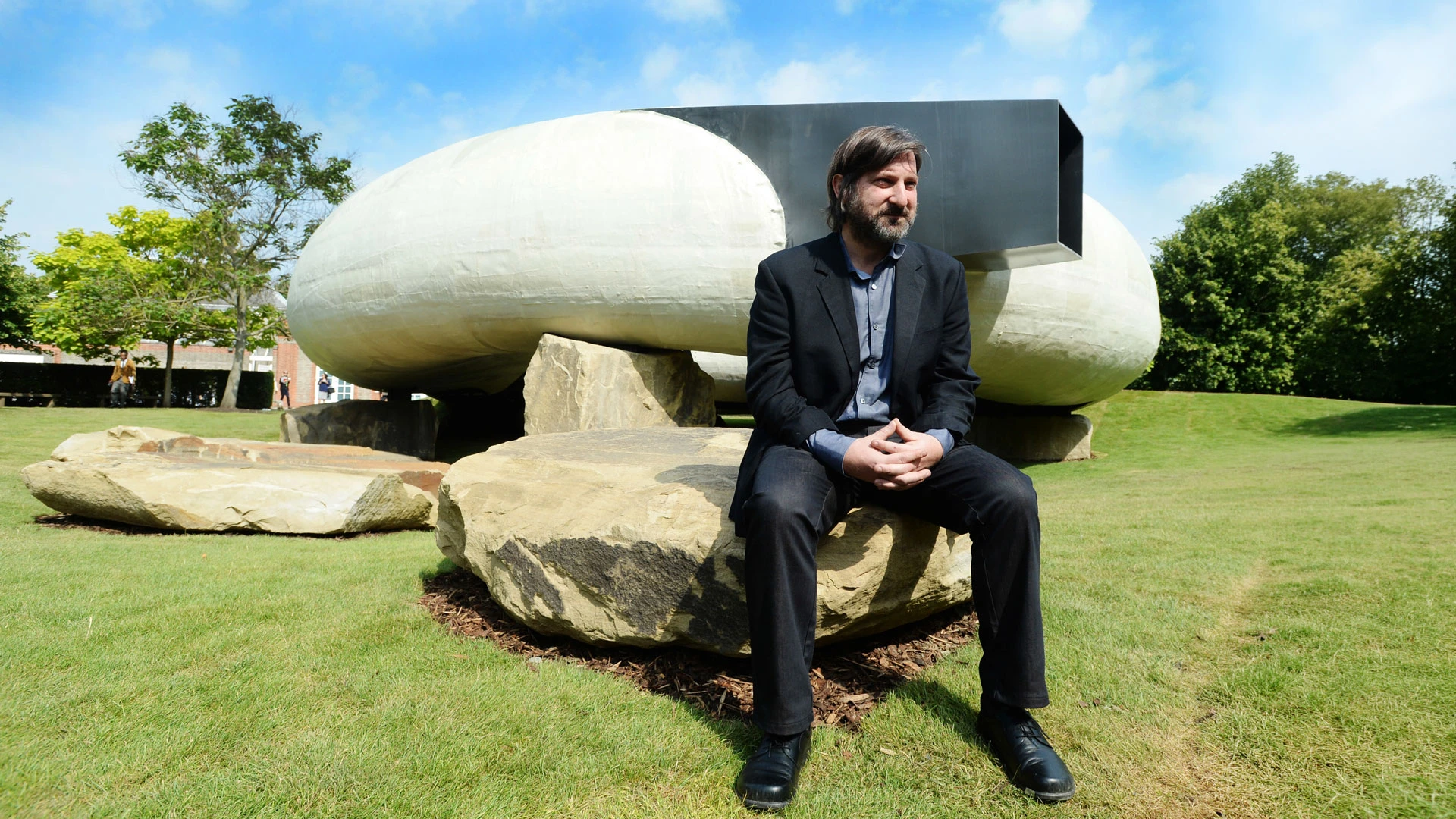 Смильян Радич принимает участие в фотосессии павильона «Змеиная линия», который он спроектировал | Getty Images