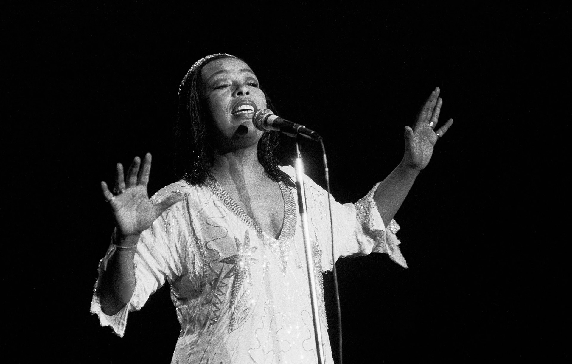 Американская певица Роберта Флэк выступает на сцене концертного зала Park West Auditorium в Чикаго, 1981 год
