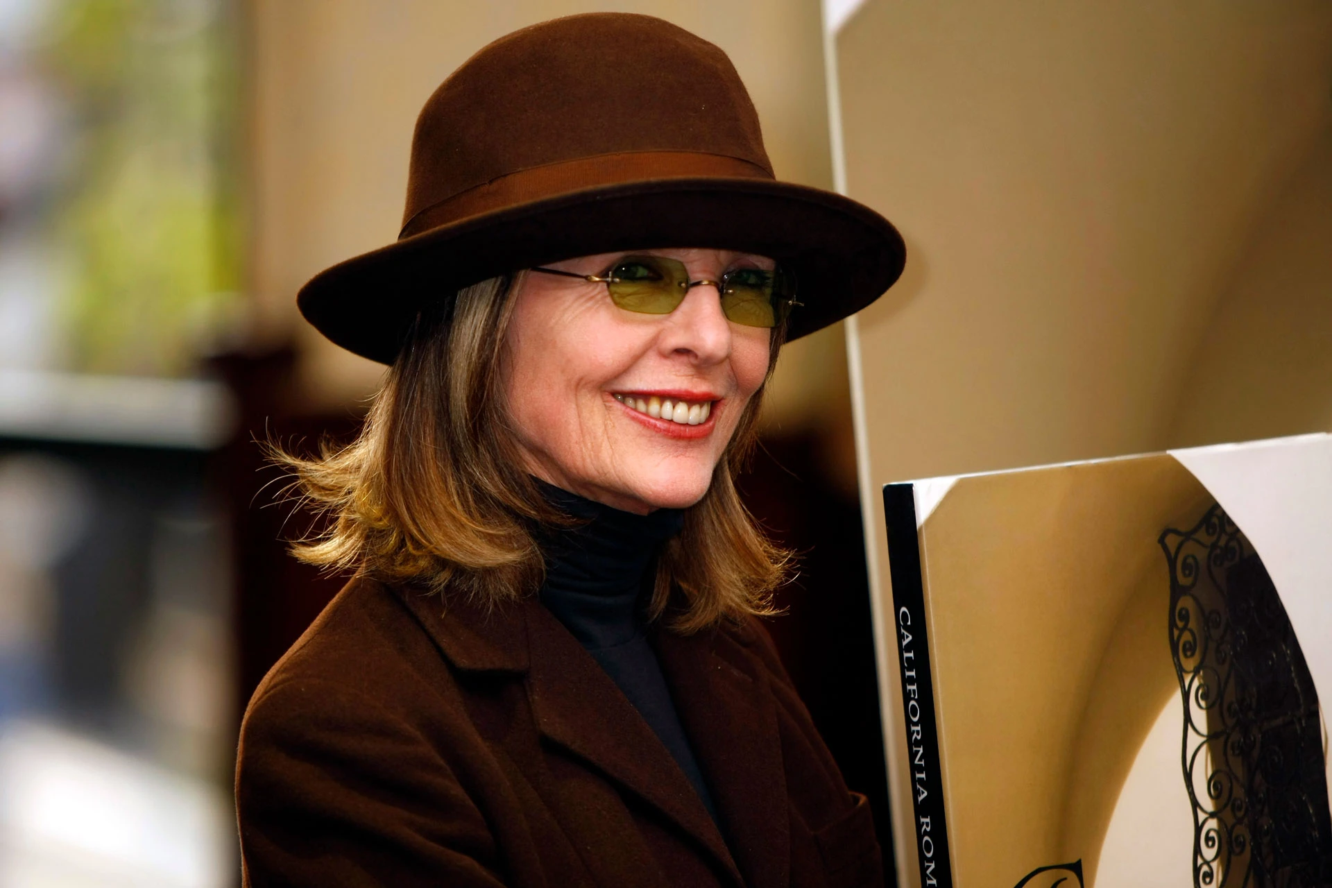 Дайан Китон подписывает свою книгу California Romantica в книжном магазине Barnes & Noble в Лос-Анджелесе, 2008 год | Getty Images