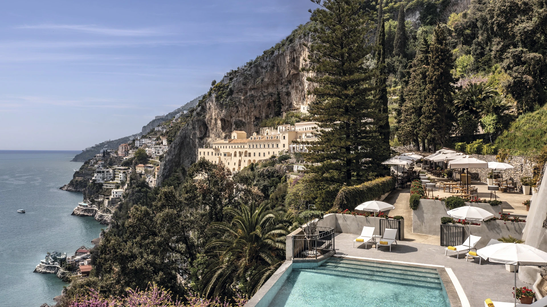 Отель Anantara Convento di Amalfi словно цепляется за скалу | Архив пресс-служб