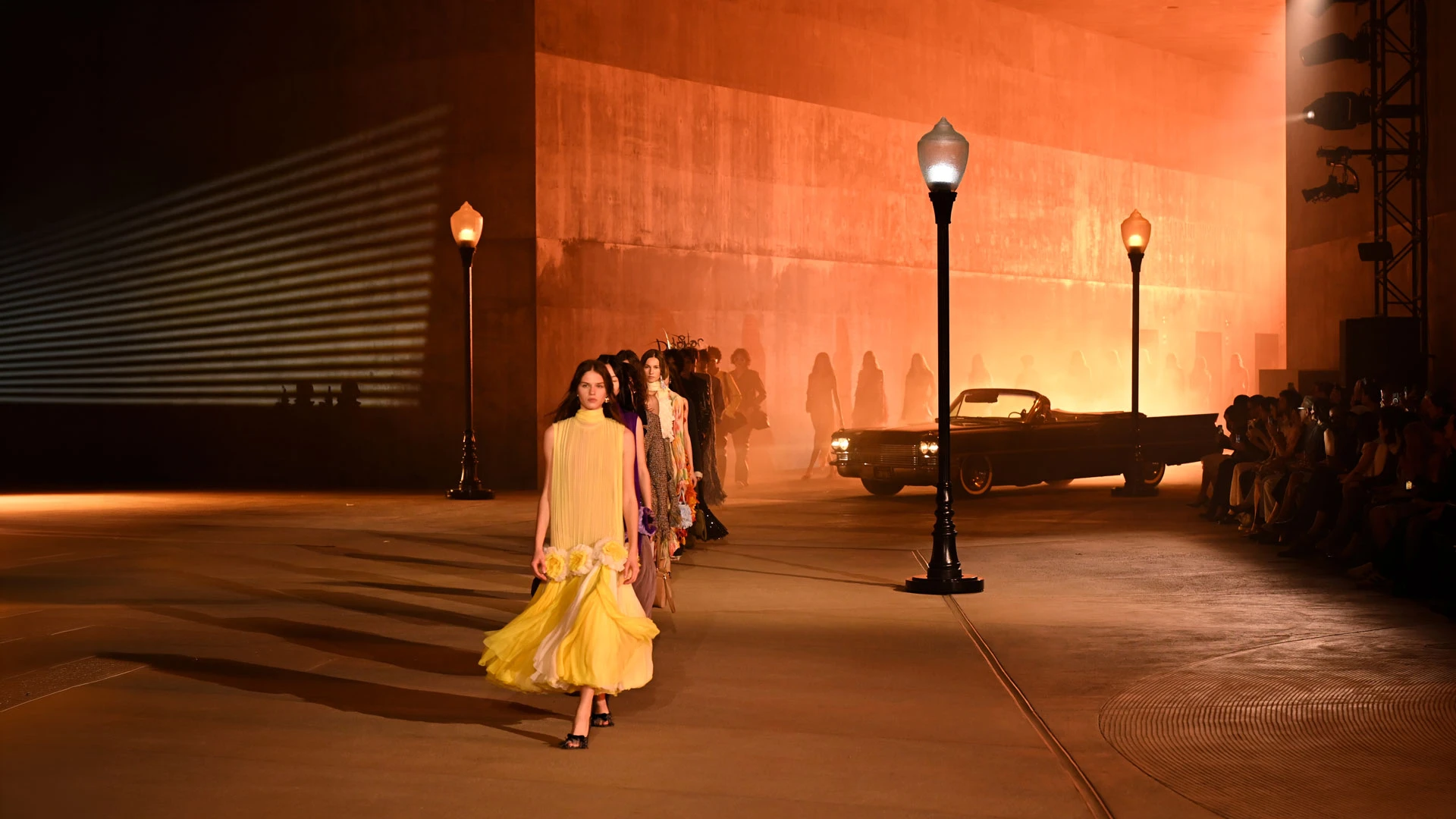 Лос-Анджелес қаласындағы LACMA мұражайында өткен Dior брендінің 2027 жылғы круиздік топтамасының көрсетілімінде подиумға шыққан модельдер | Фотосуретші: Гилберт Флорес | Getty Images