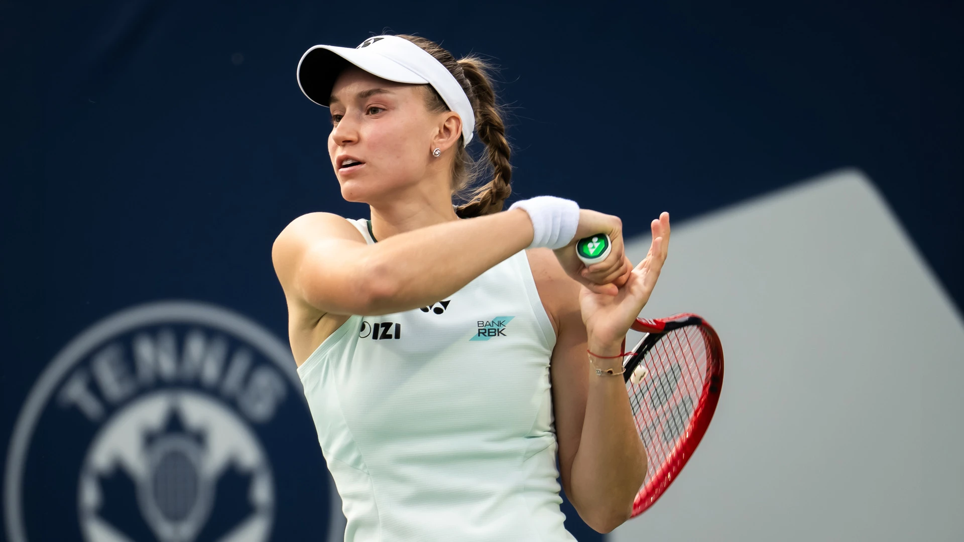 Елена Рыбакина в матче против Наоми Осаки в четвертьфинале турнира National Bank Open, 11 августа 2026 года, Торонто | Robert Prange / Getty Images