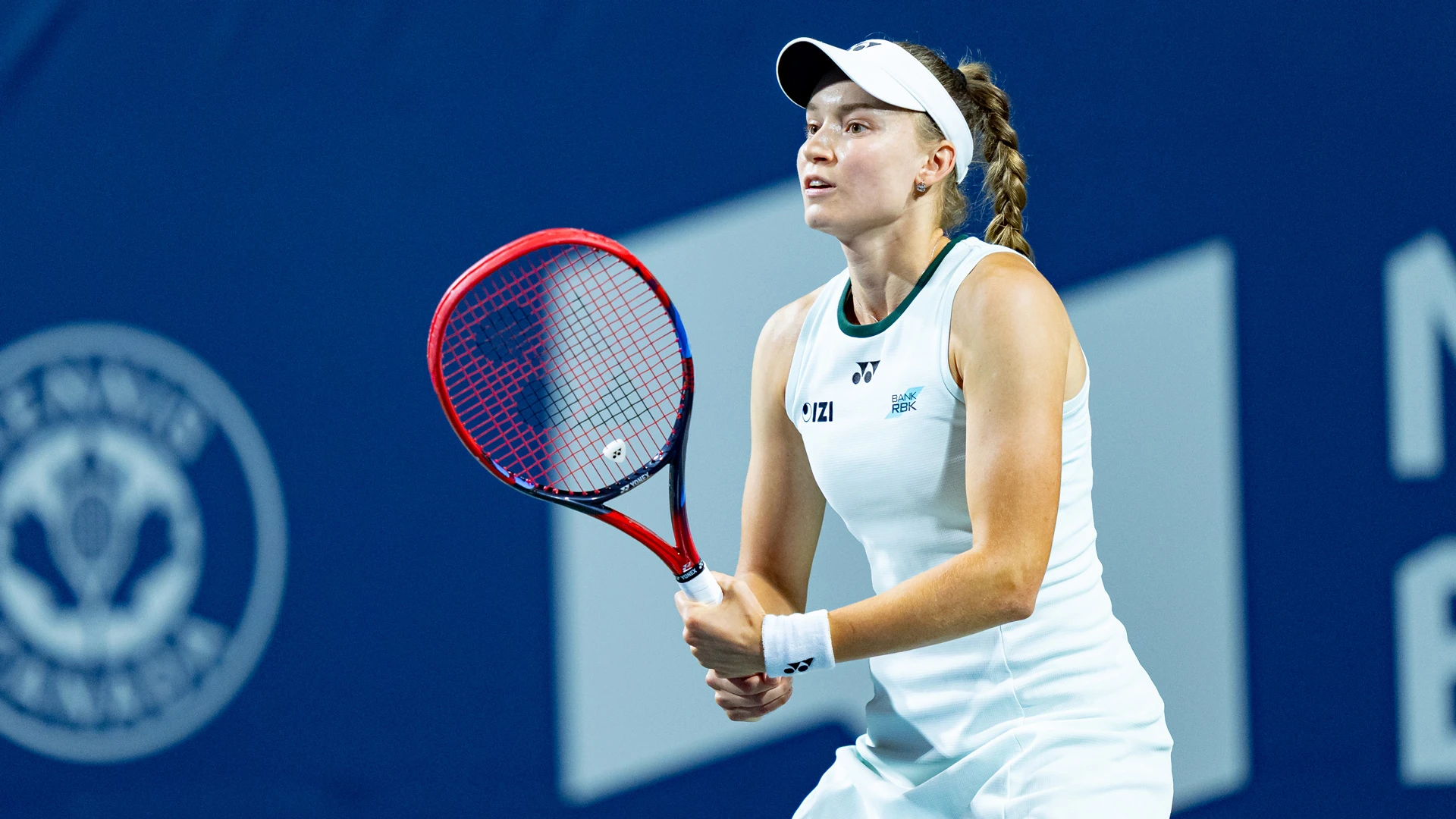 Елена Рыбакина во время полуфинального матча турнира WTA National Bank Open 12 августа 2026 года на стадионе «Собейс» в Торонто | Julian Avram / Getty Images