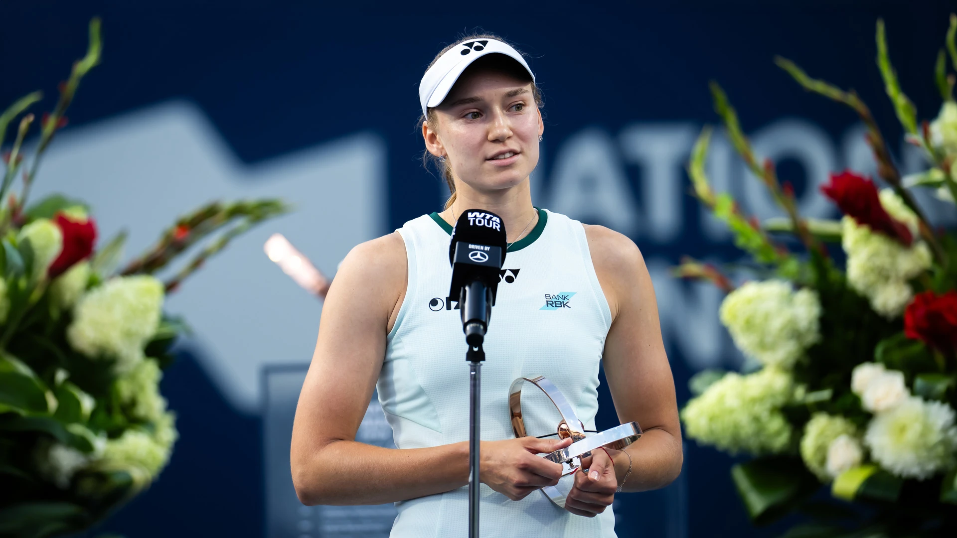 Елена Рыбакина во время церемонии награждения после поражения от Иги Швёнтек из Польши в финале одиночного разряда в заключительный день турнира National Bank Open на стадионе Sobeys Stadium 13 августа 2026 года в Торонто | Robert Prange / Getty Images