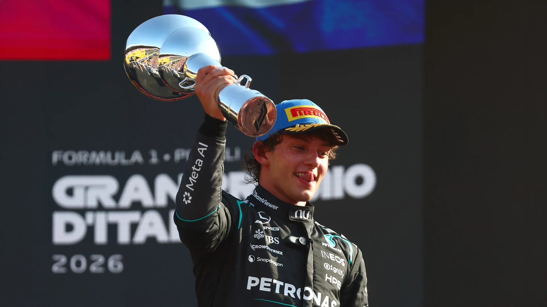 Андреа Кими Антонелли из команды Mercedes-AMG Petronas F1 Team на подиуме с трофеем во время Гран-при Италии «Формулы-1» на автодроме Монца 6 сентября 2026 года | Clive Rose / Getty Images