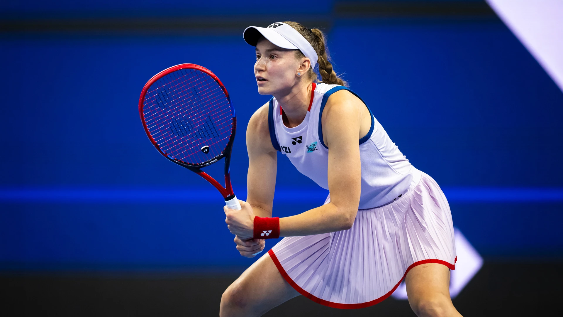 Елена Рыбакина в матче против Алины Чараевой во втором круге турнира China Open в Национальном теннисном центре в Пекине, 3 октября 2026 года | Robert Prange / Getty Images