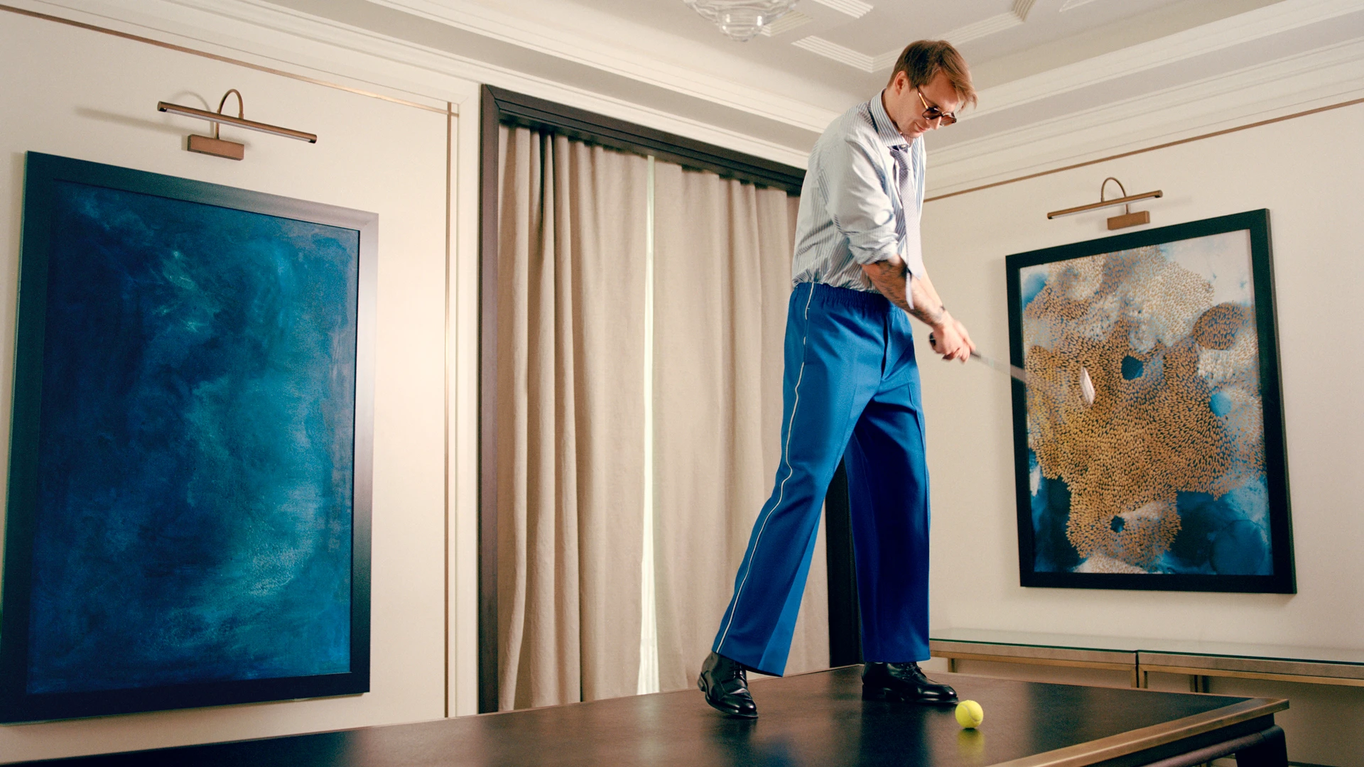 Александр Бублик | Фотограф: Бауыржан Бисмильдин | Сорочка, брюки, галстук и туфли, все Viled Style; очки, The Lennon Store 