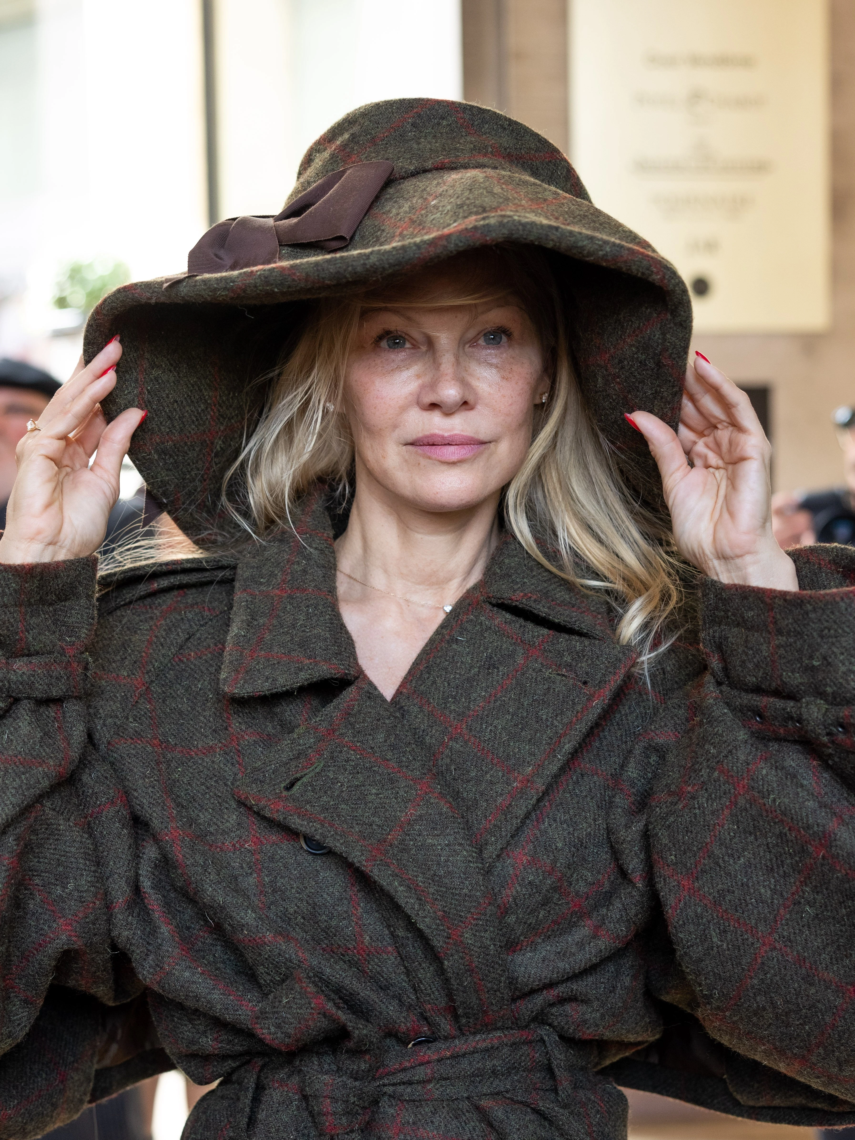 Памела Андерсон на показе женской одежды Vivienne Westwood весна/лето 2024 в рамках Парижской недели моды | Getty Images